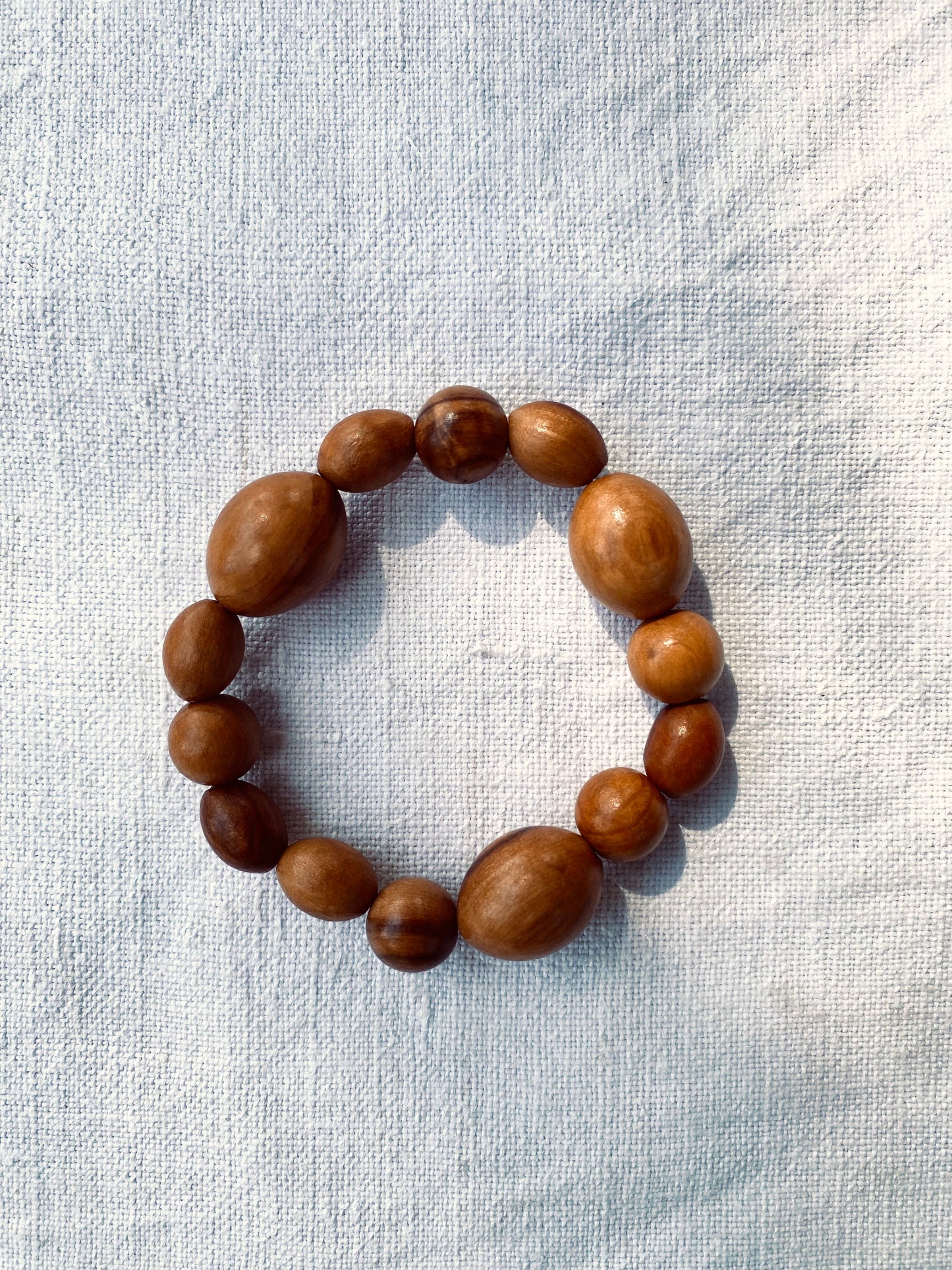 Le bracelet en bois de Julia Otilia