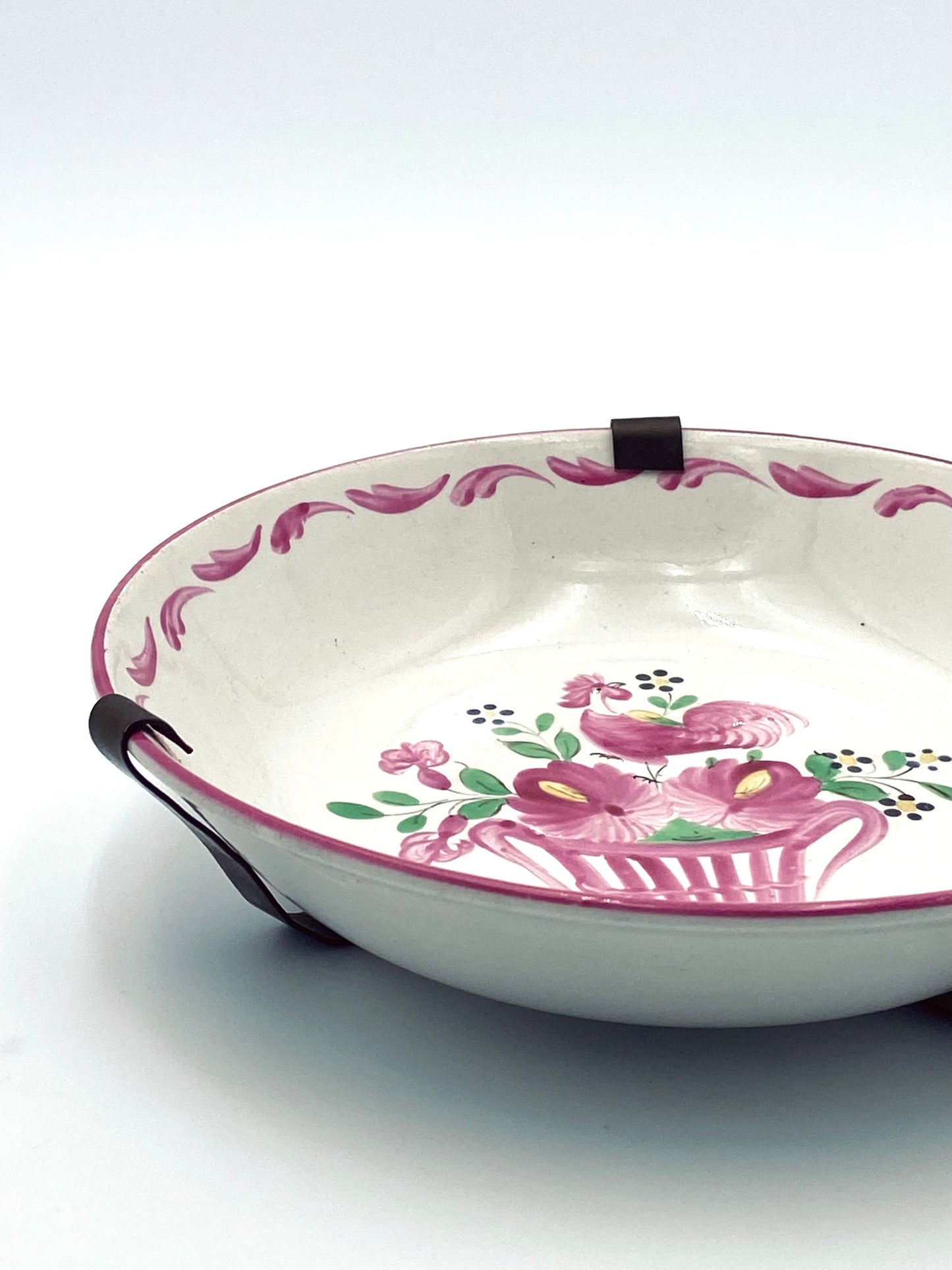 L'ancienne assiette à fleurs avec un coq