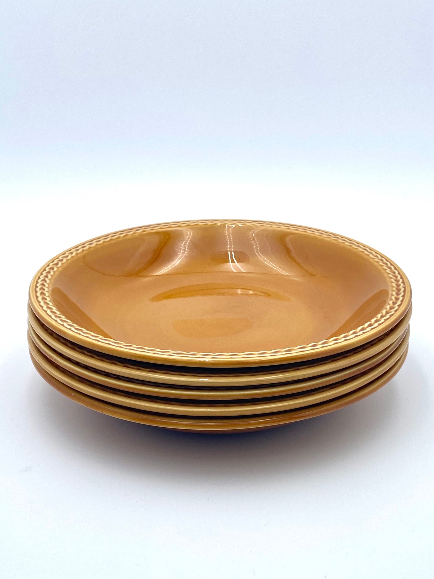 L'assiette creuse jaune ocre