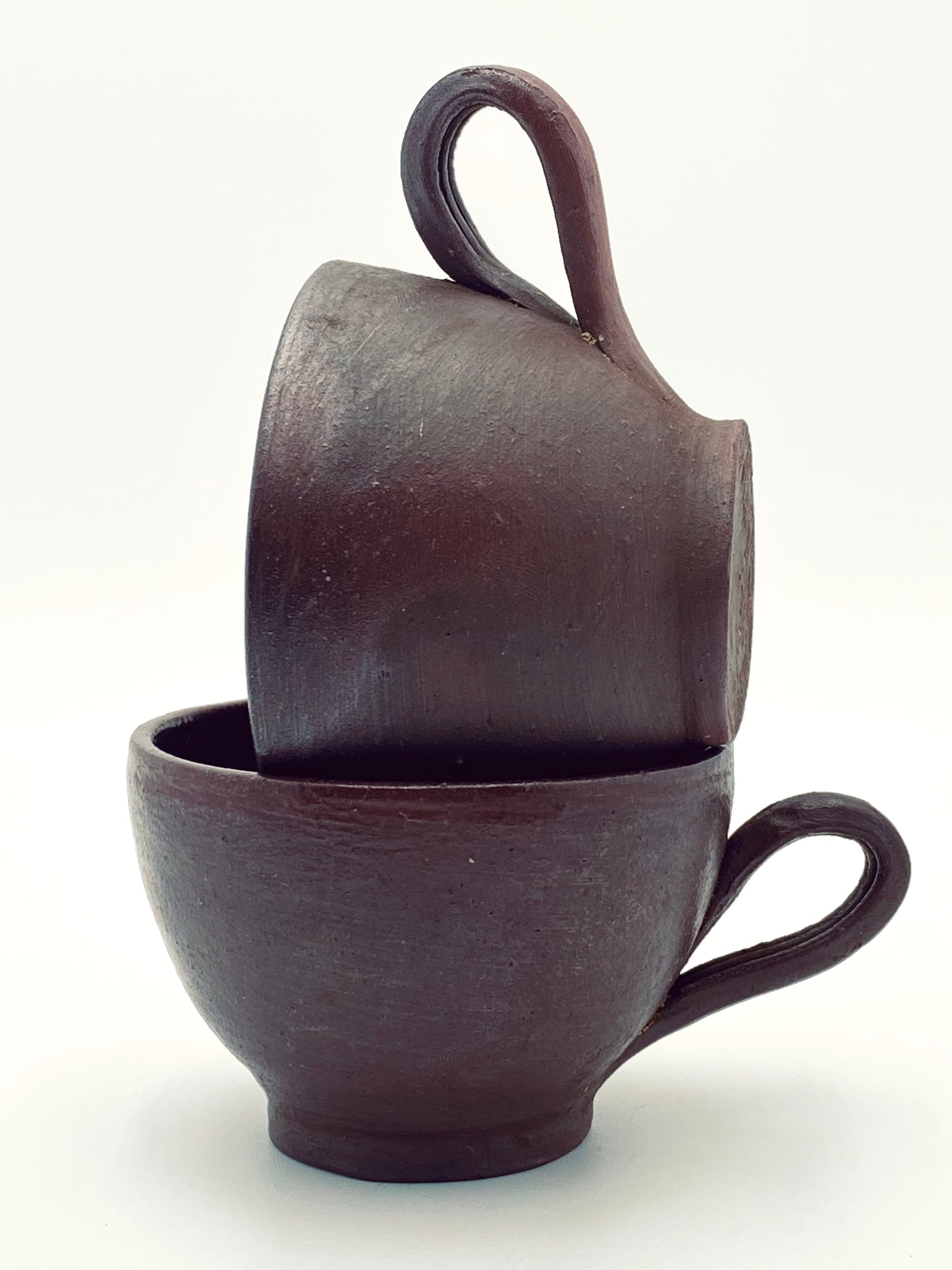 Les tasses en grès foncé