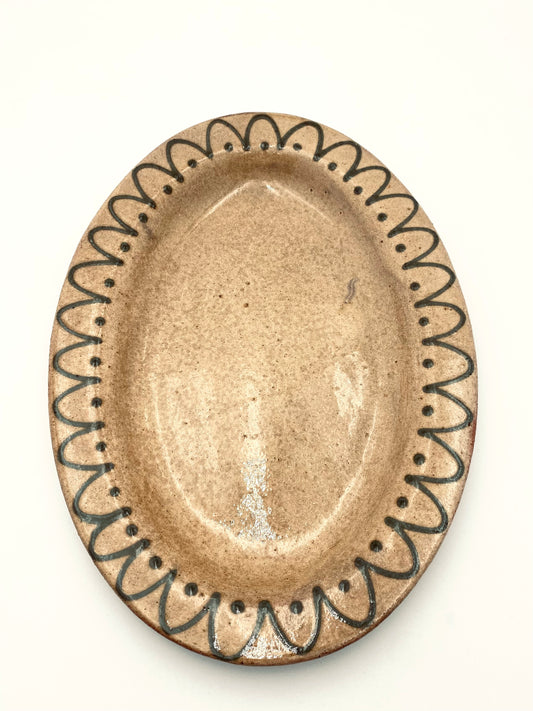 L'assiette ovale faite à la main