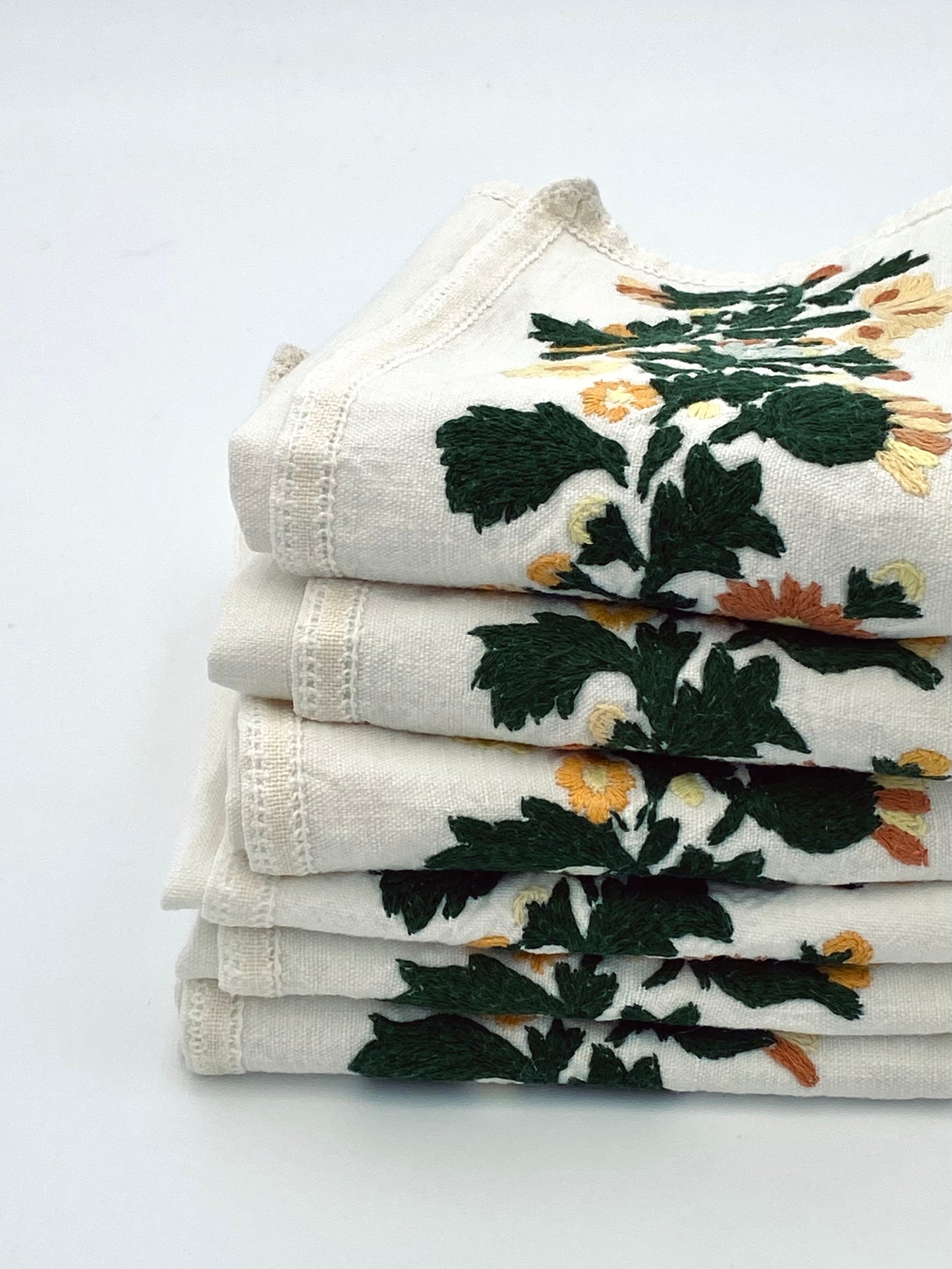 Les serviettes en lin à fleurs brodées