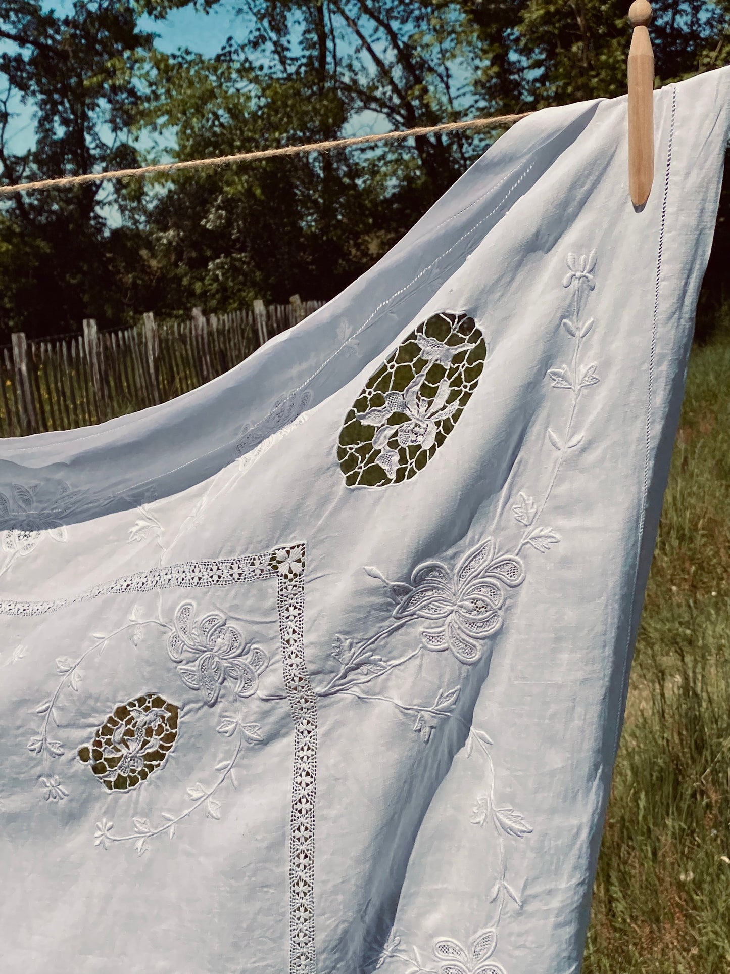 La vieille petite nappe brodée