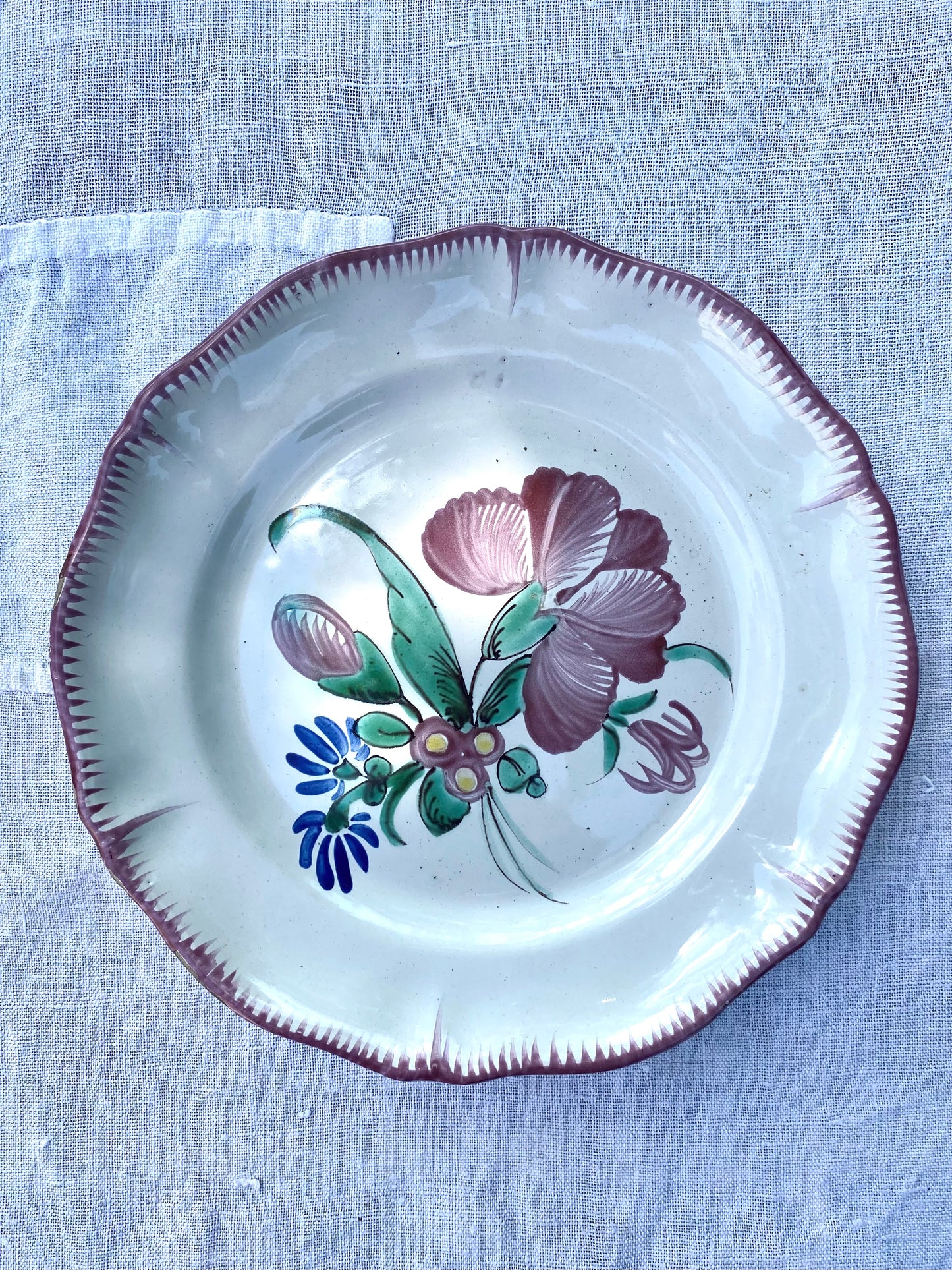 La vieille assiette avec des fleurs de lilas