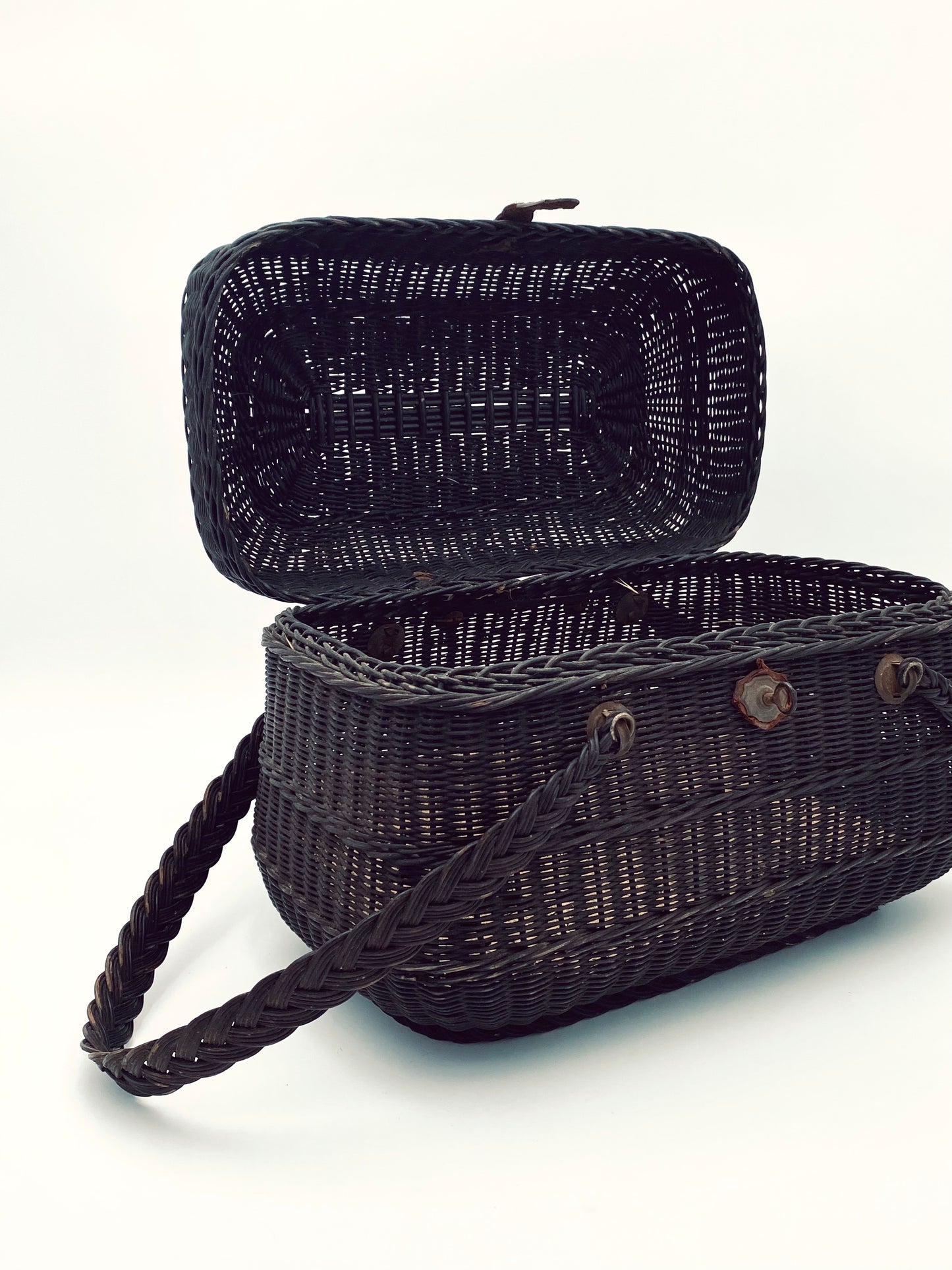 L'ancien panier bressan en osier tressé