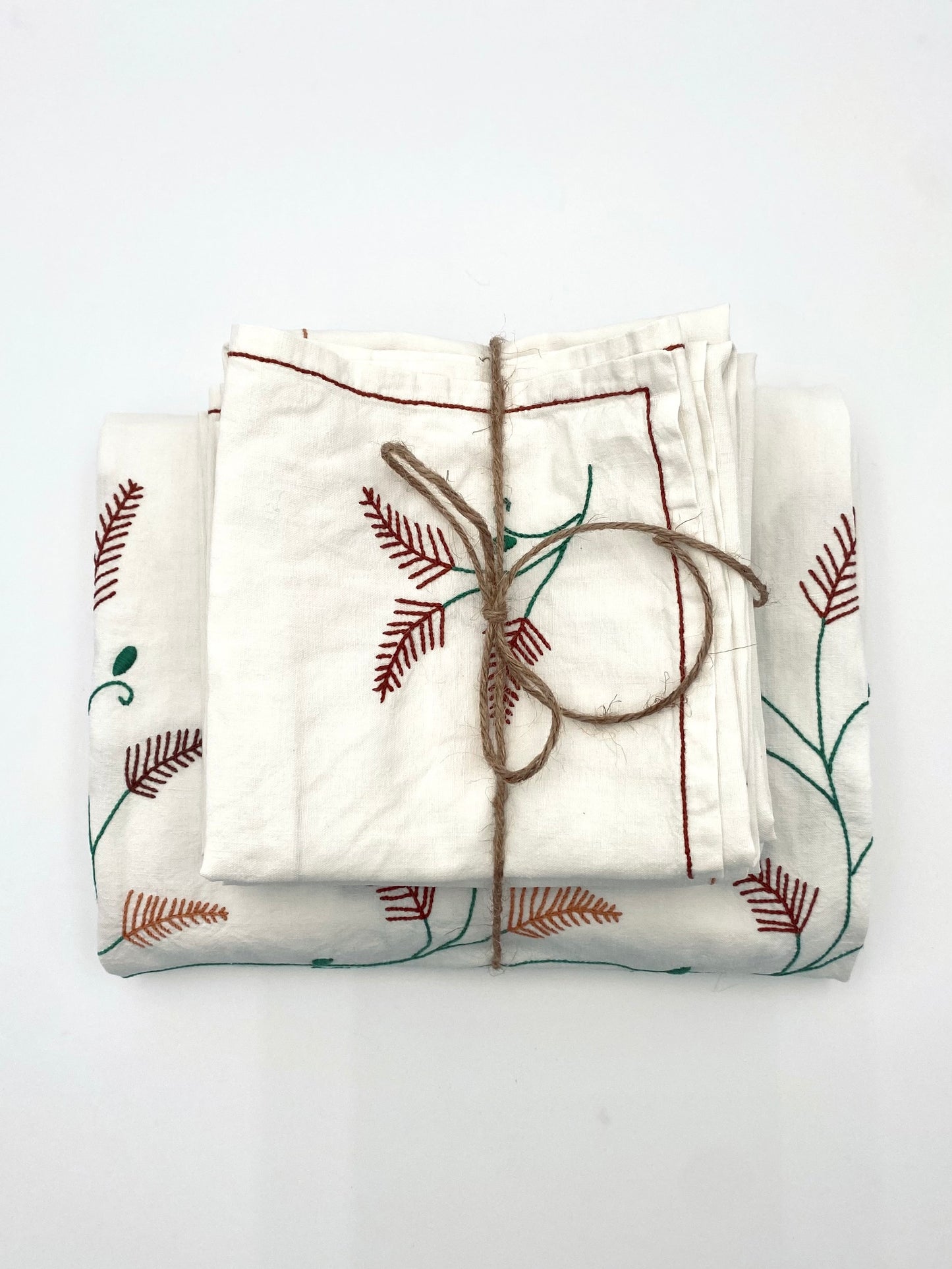 La nappe brodée avec 8 serviettes