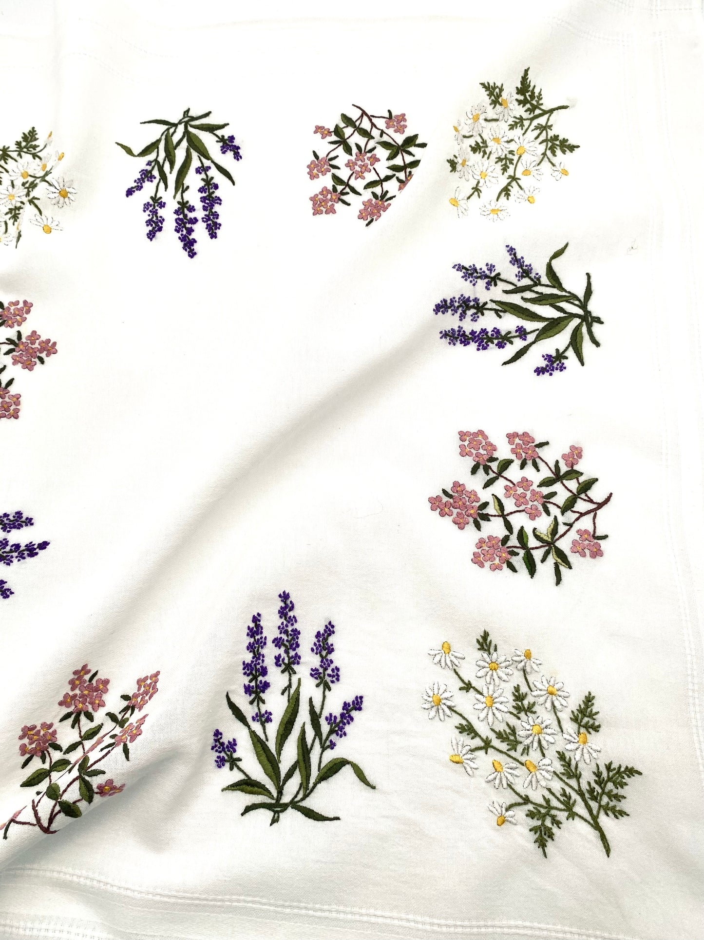 La nappe brodée pleine de fleurs
