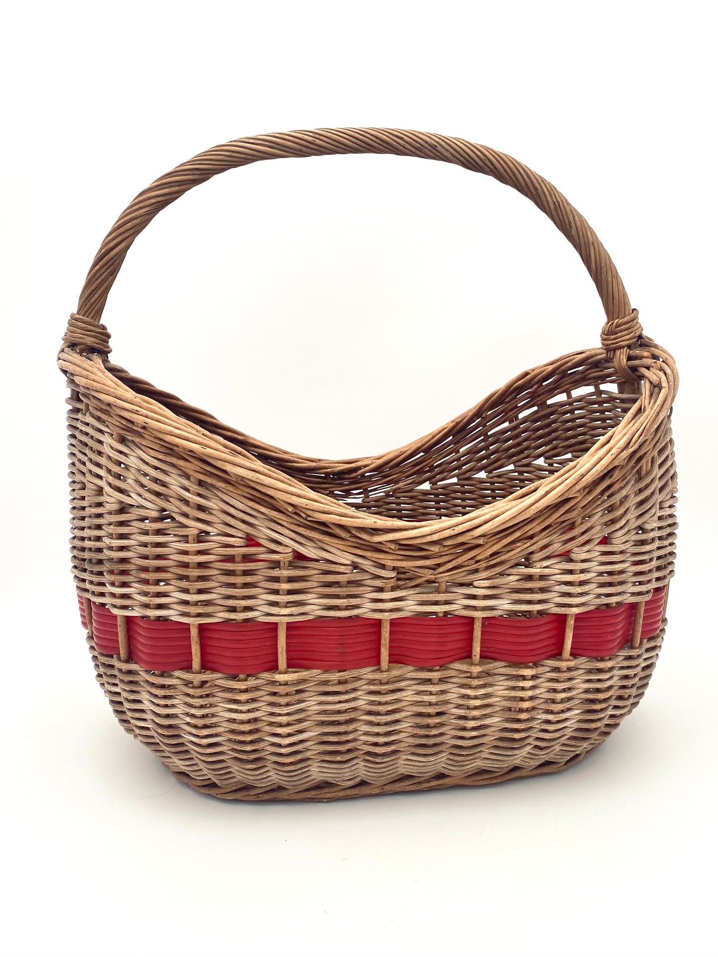 Le panier avec un peu de rouge