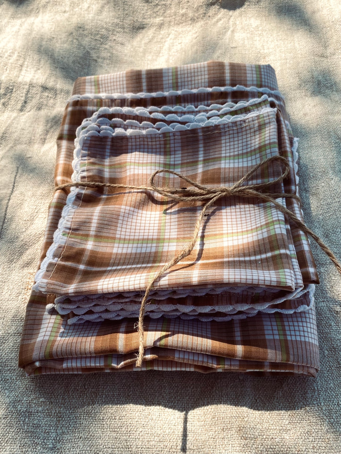 La nappe à carreaux avec 8 serviettes