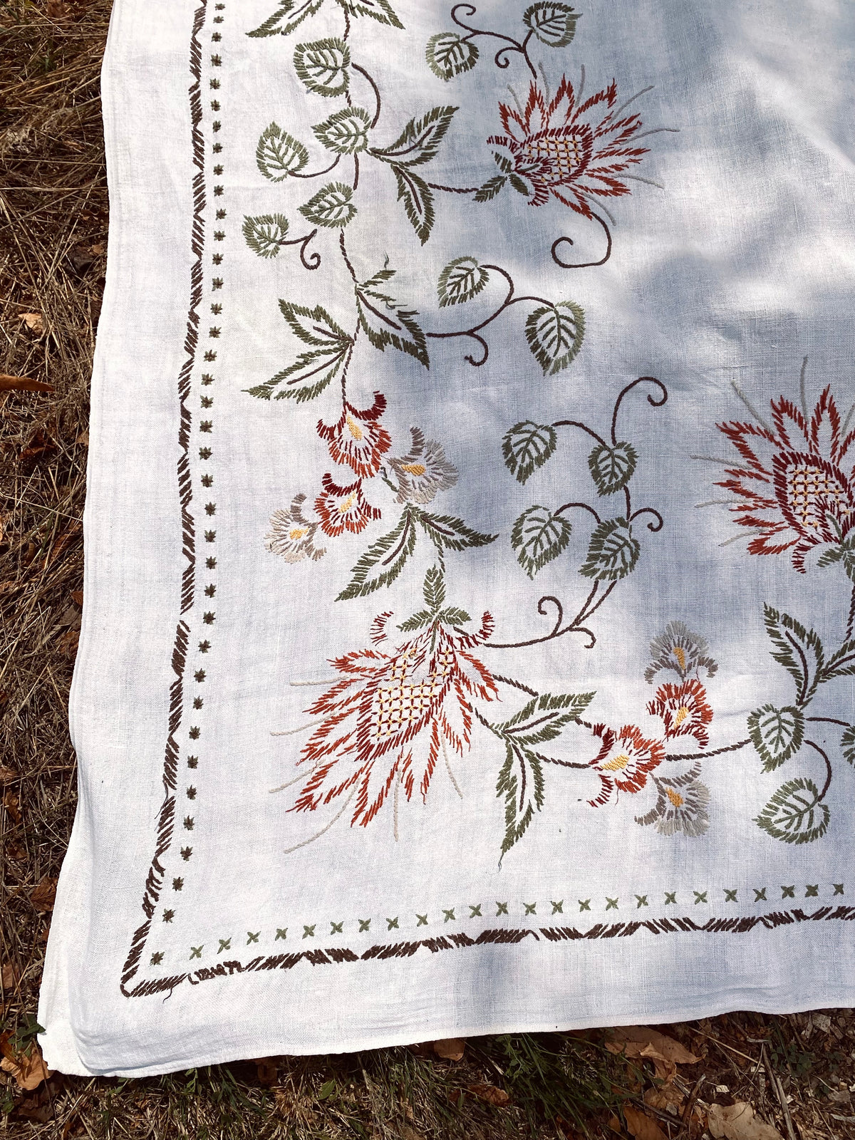La nappe en lin brodée de fleurs