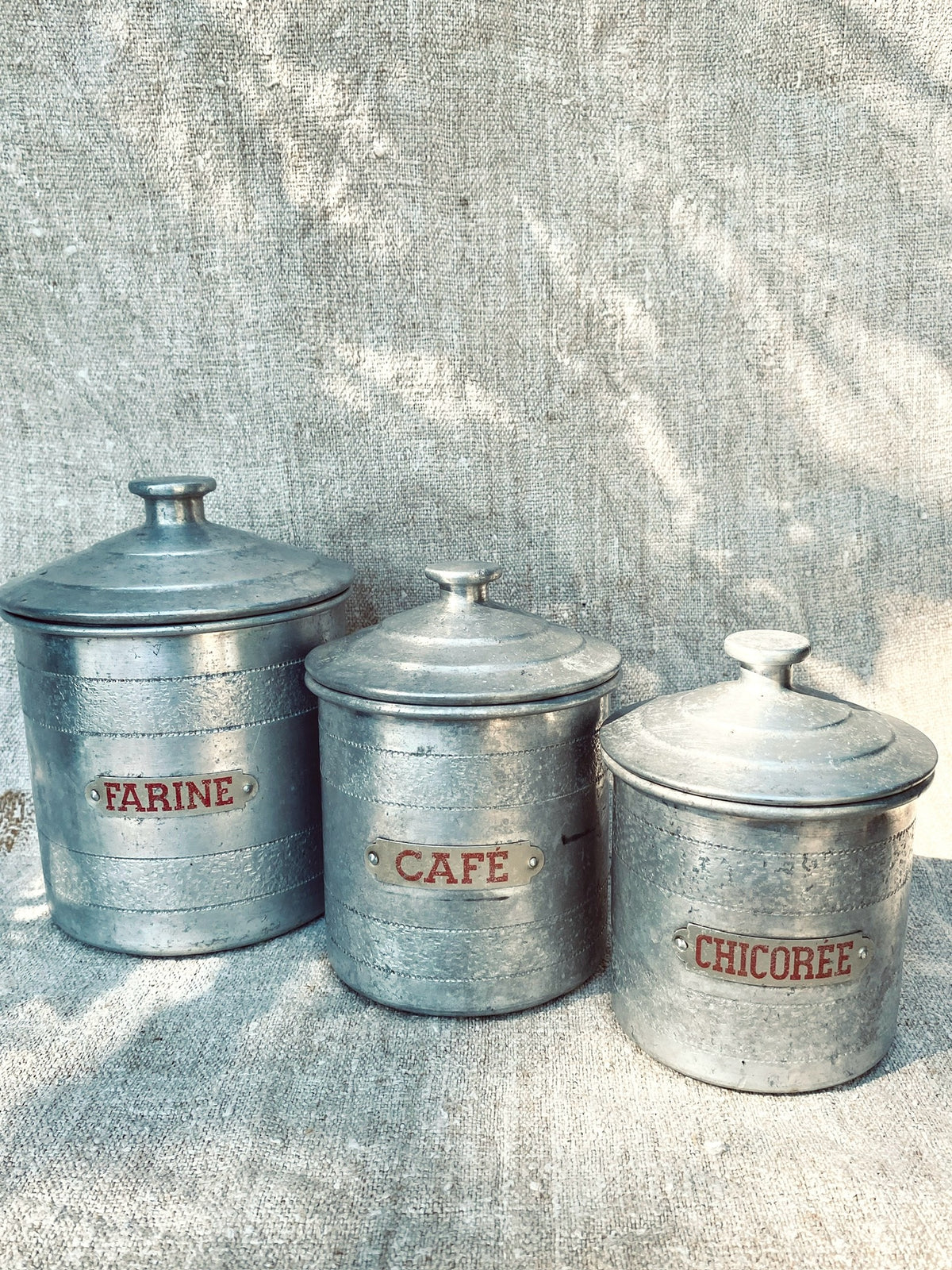 Les 3 vieilles boîtes en métal