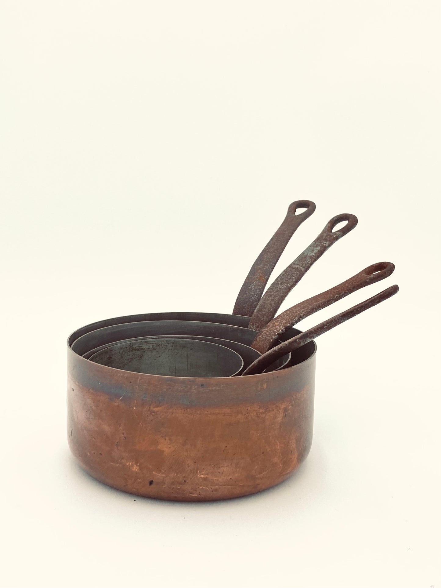 Les quatre casseroles en cuivre