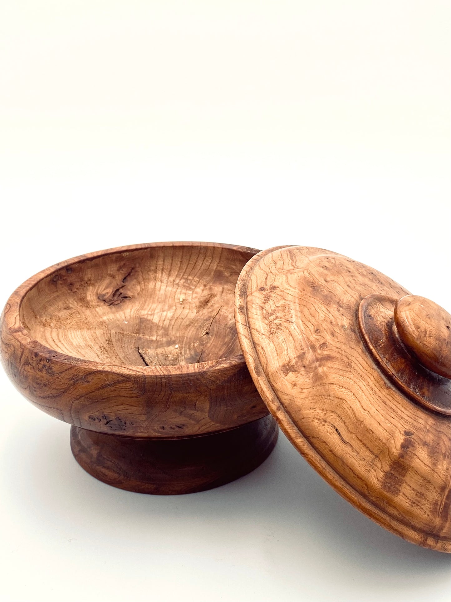 Le pot en bois sur pied