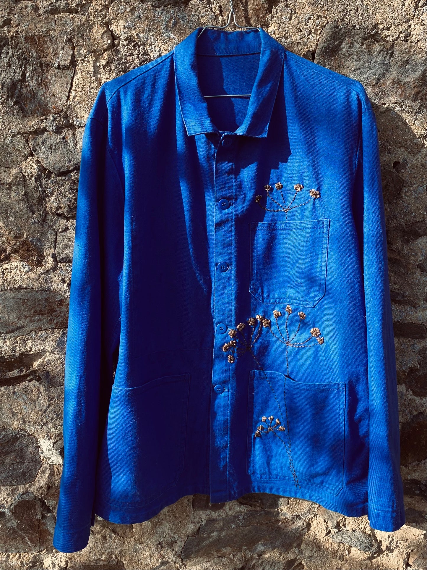 Le bleu de travail brodé
