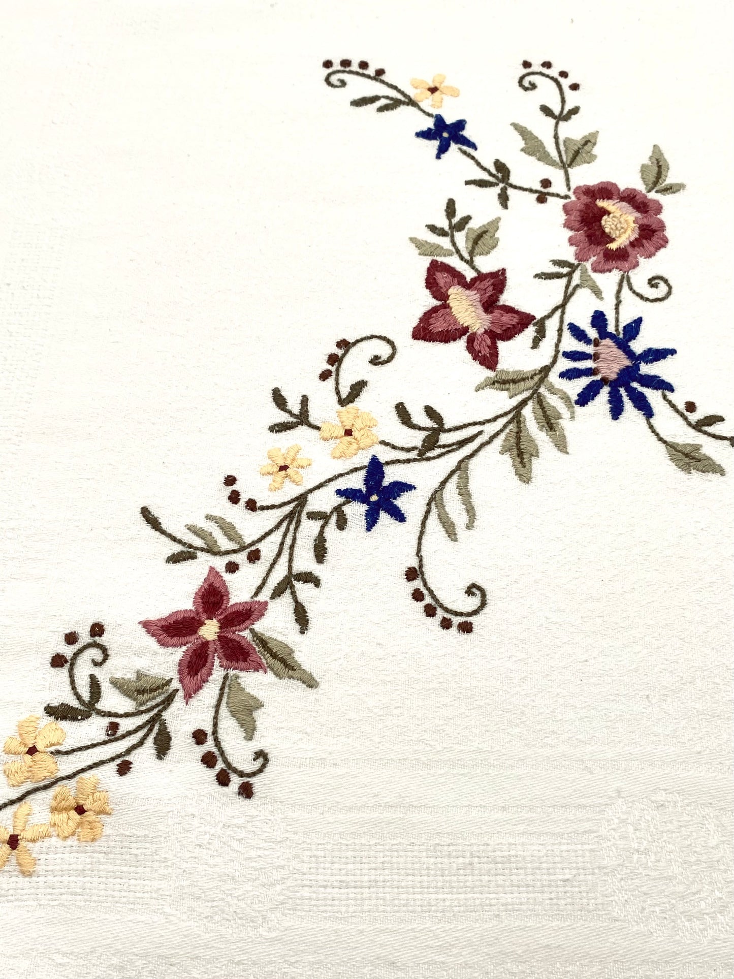 La nappe brodée de fleurs