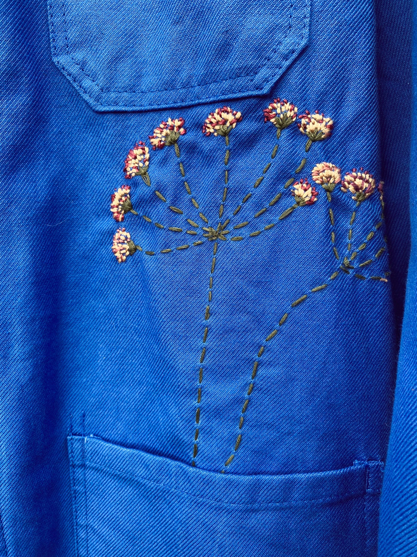 Le bleu de travail brodé