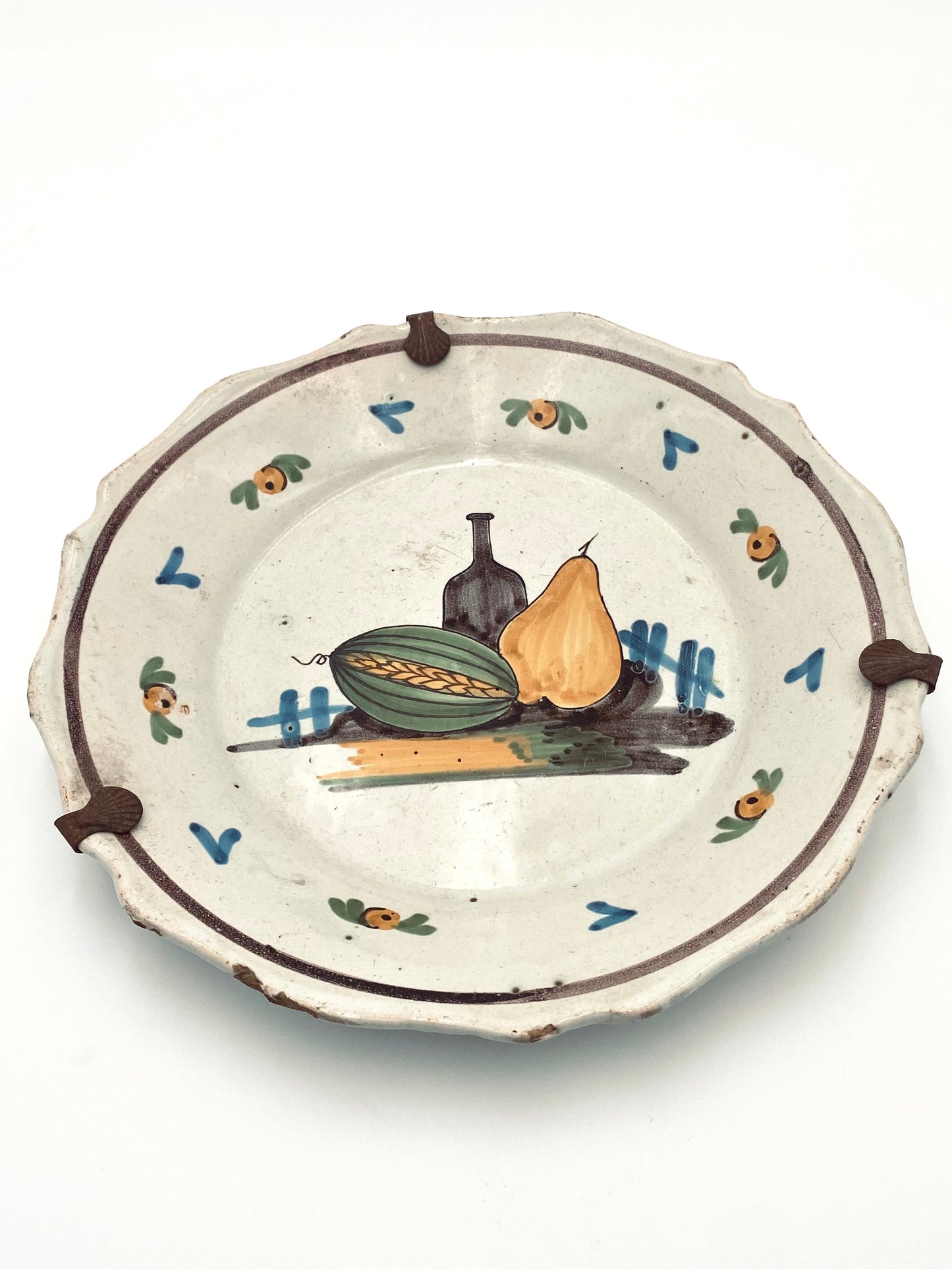 La vieille assiette avec des fruits