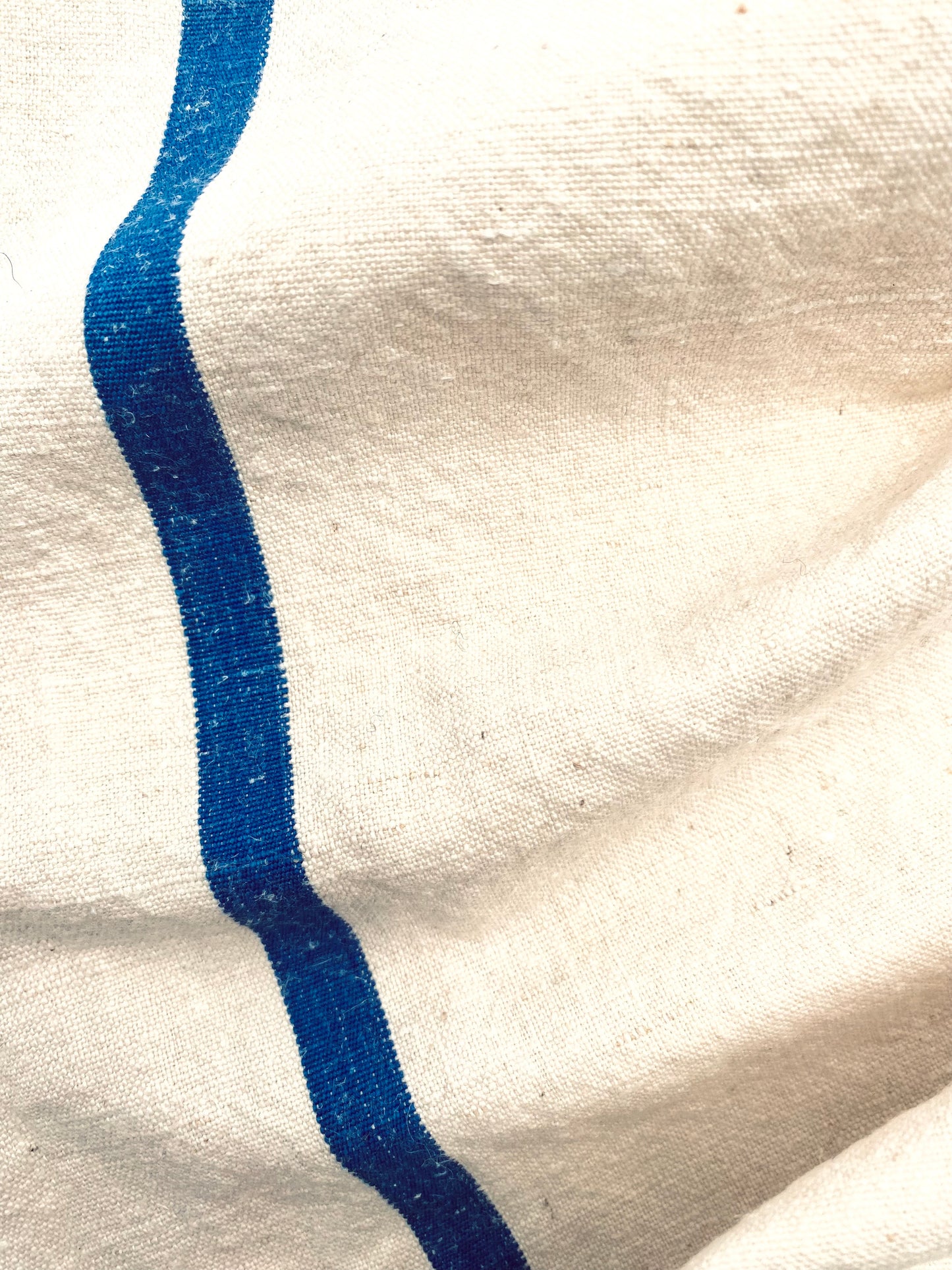 Le torchon en lin à rayures bleues