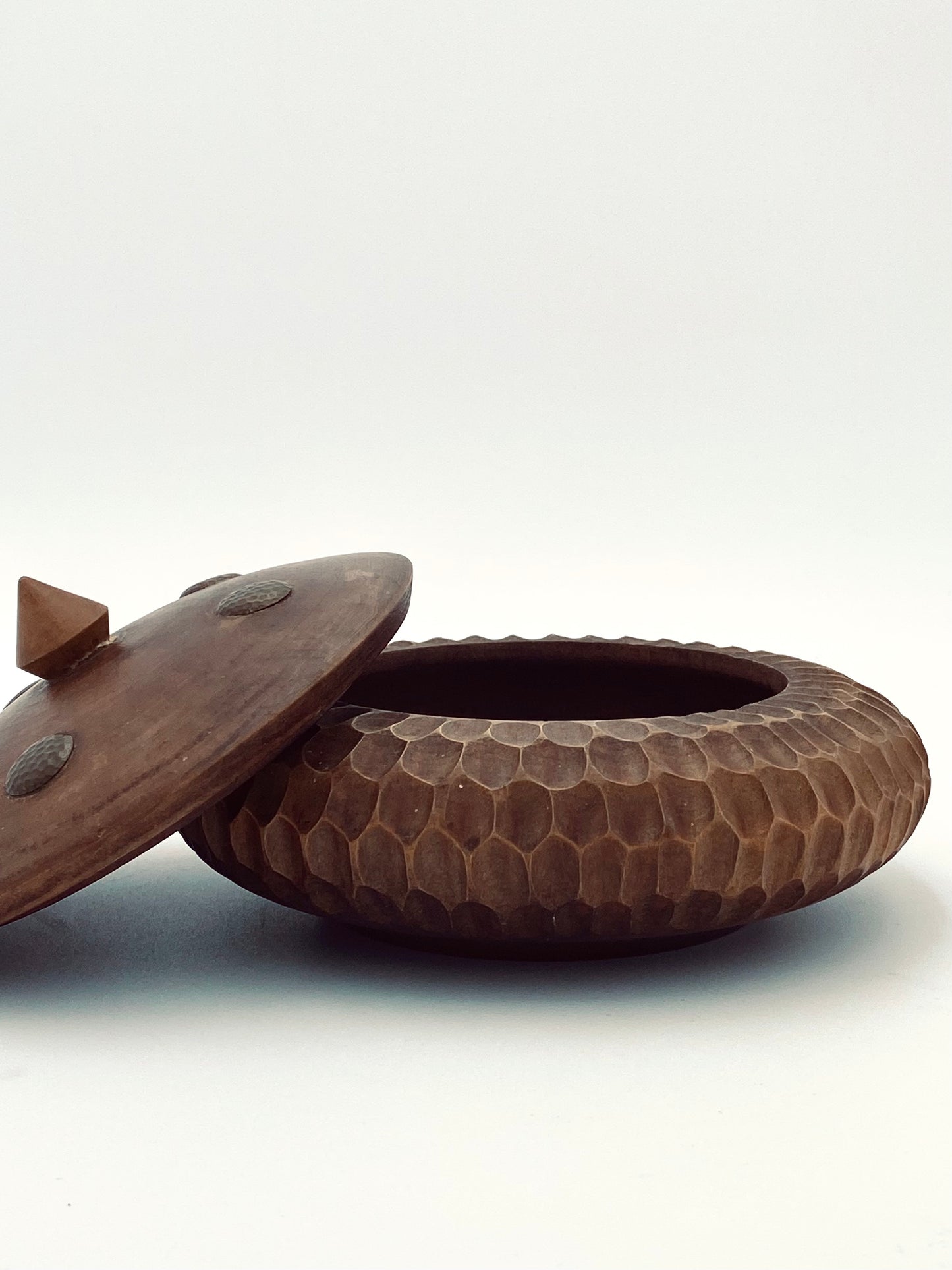 La boîte en bois sculpté