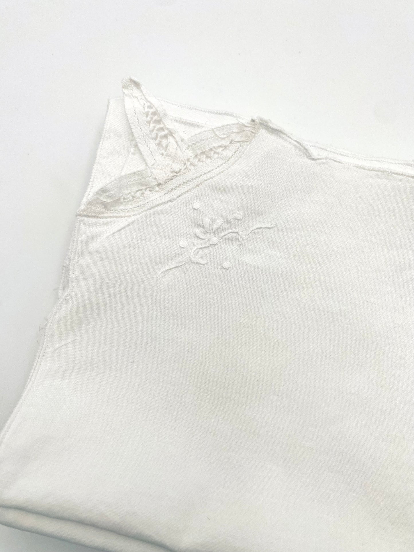 Les serviettes blanches brodées