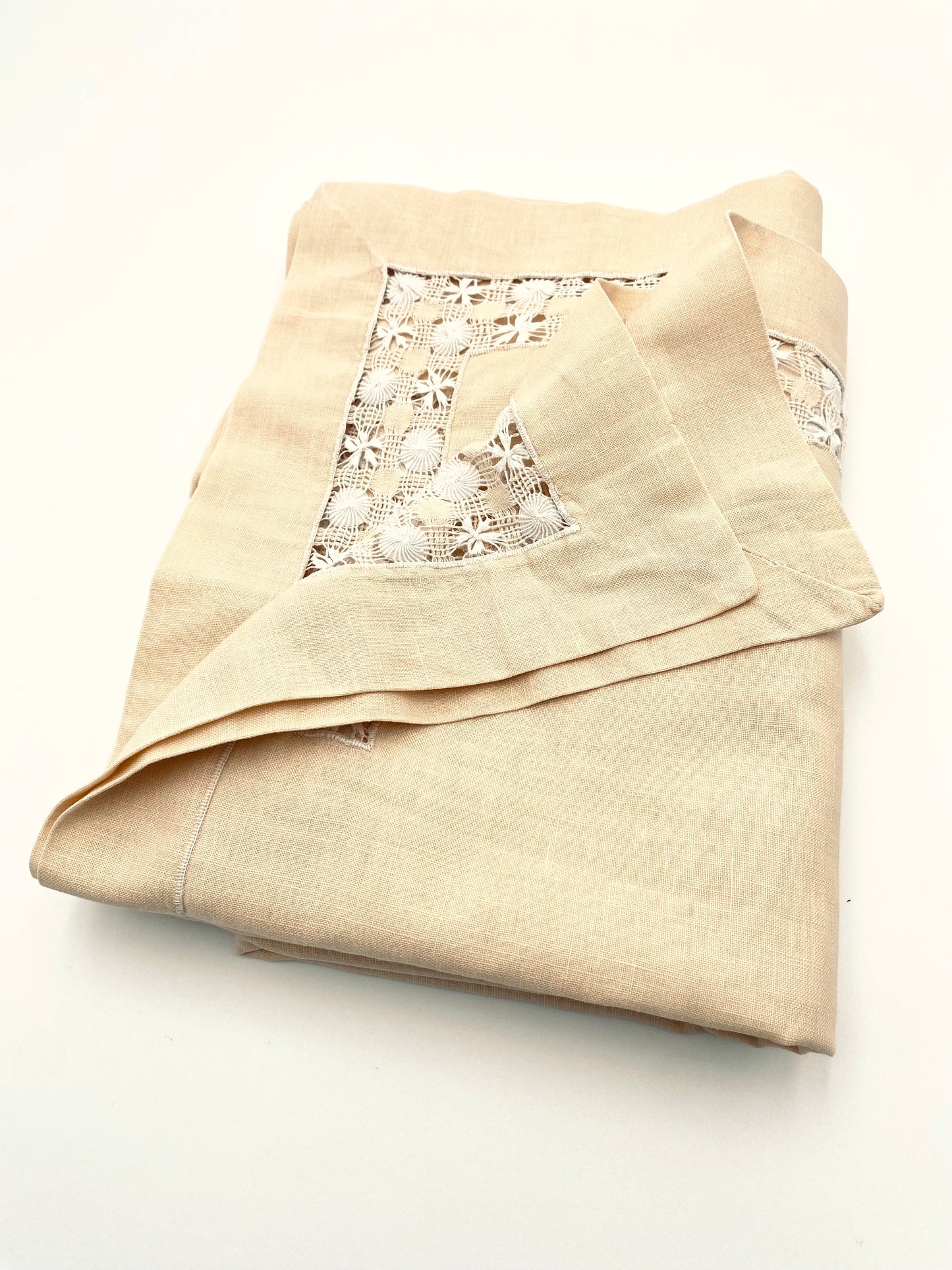 La nappe en lin avec un peu de dentelle