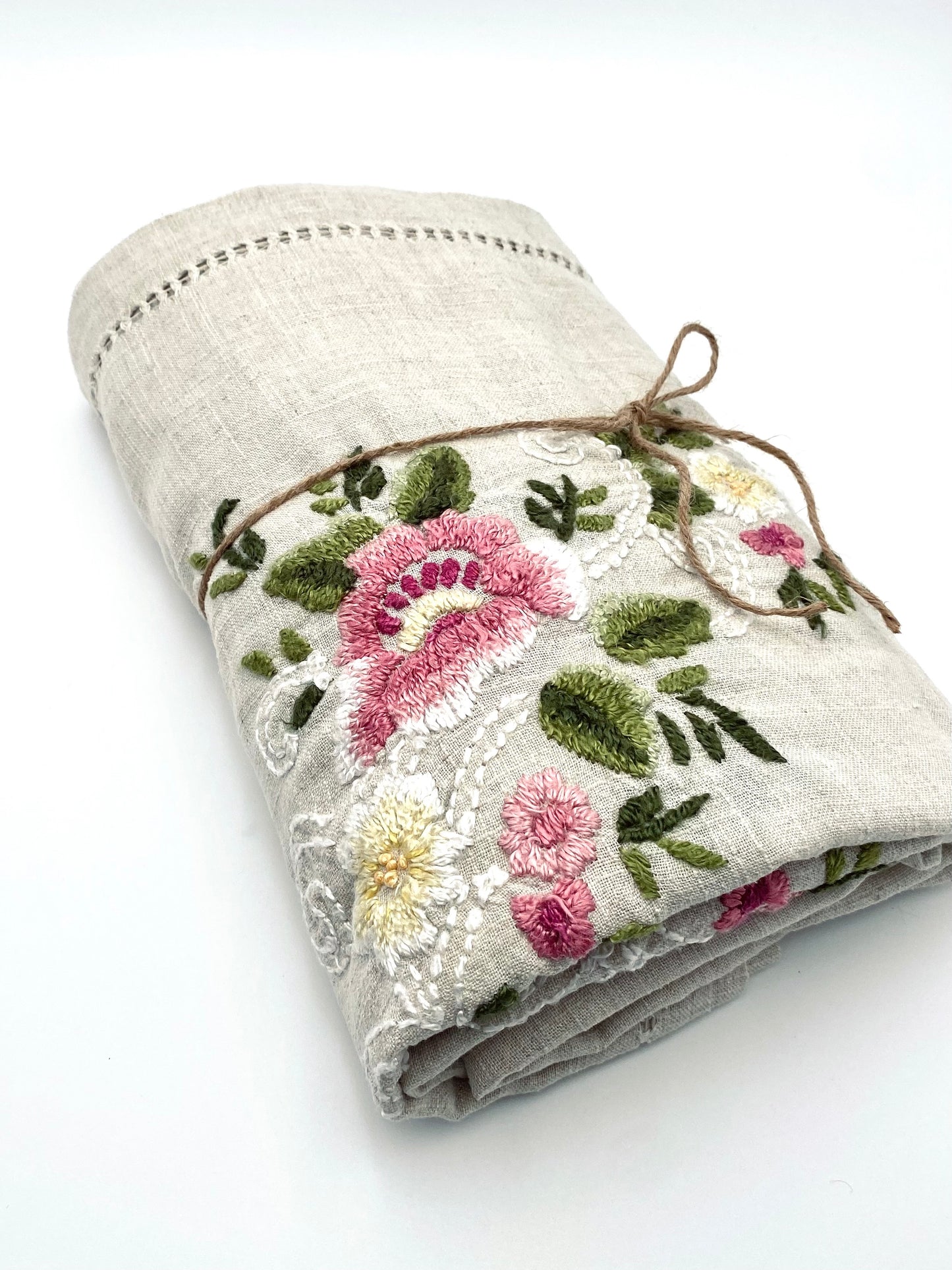 La très grande nappe brodée