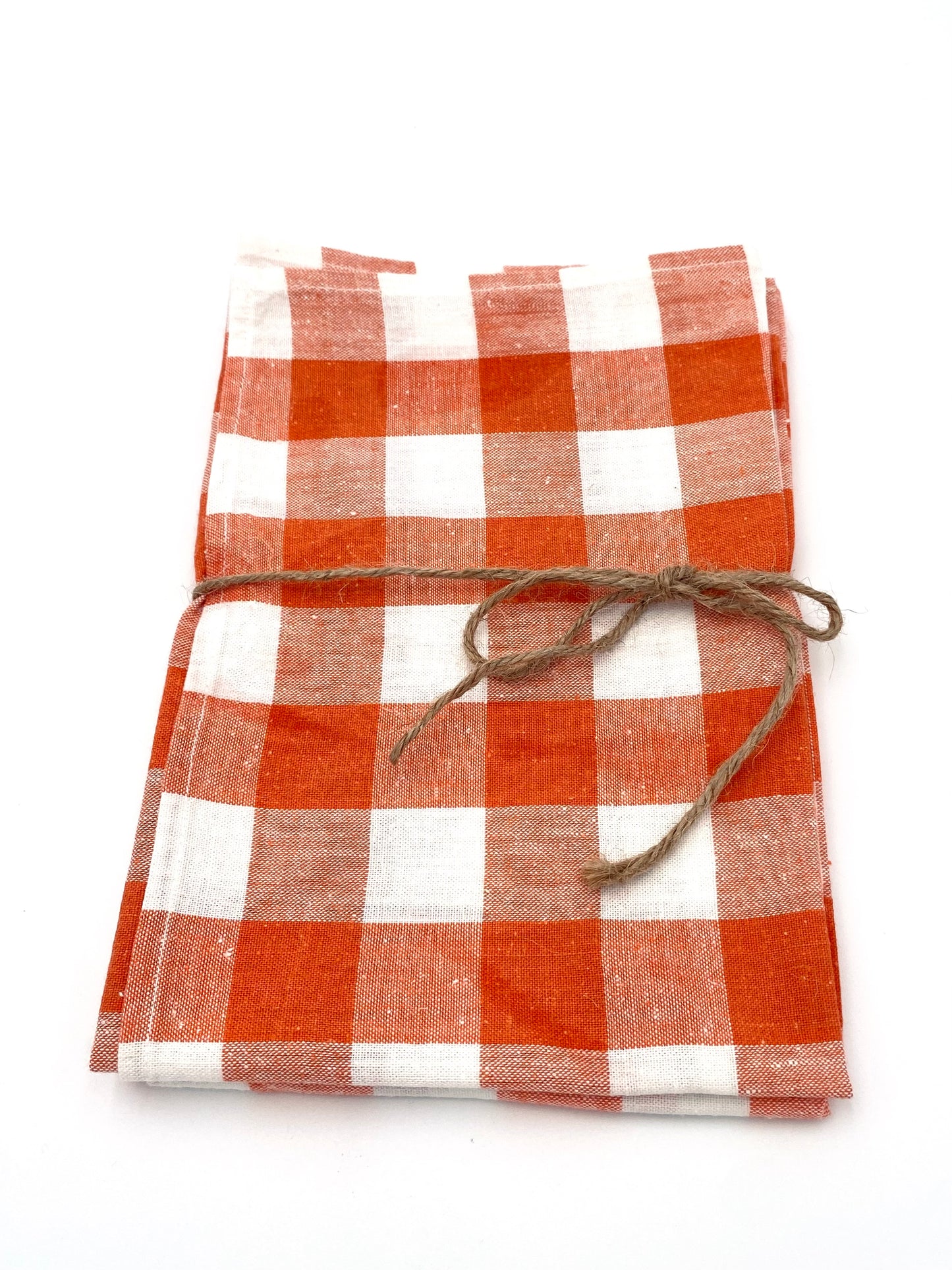 Les serviettes à carreaux orange et blancs