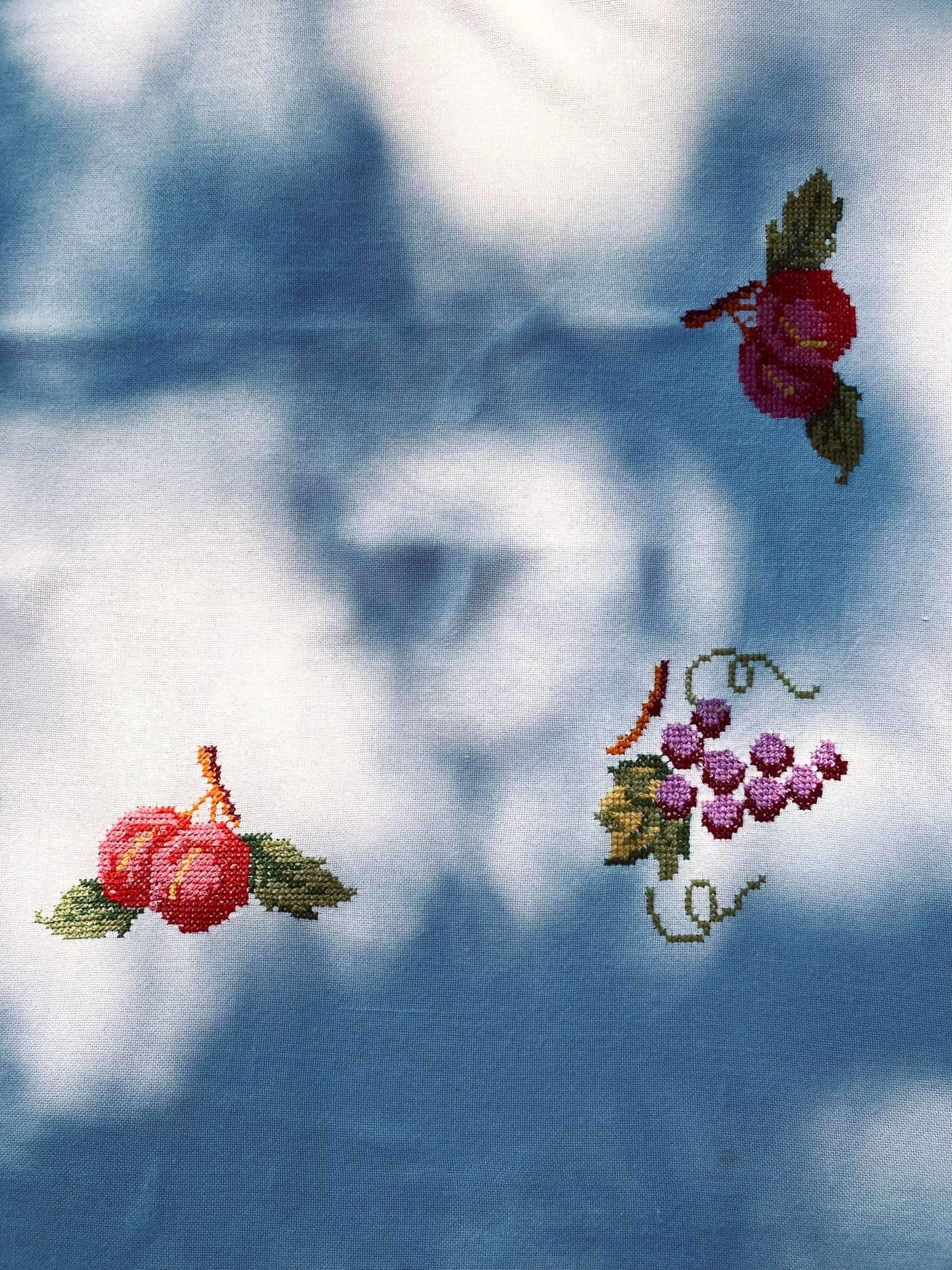 La nappe avec des fruit brodés