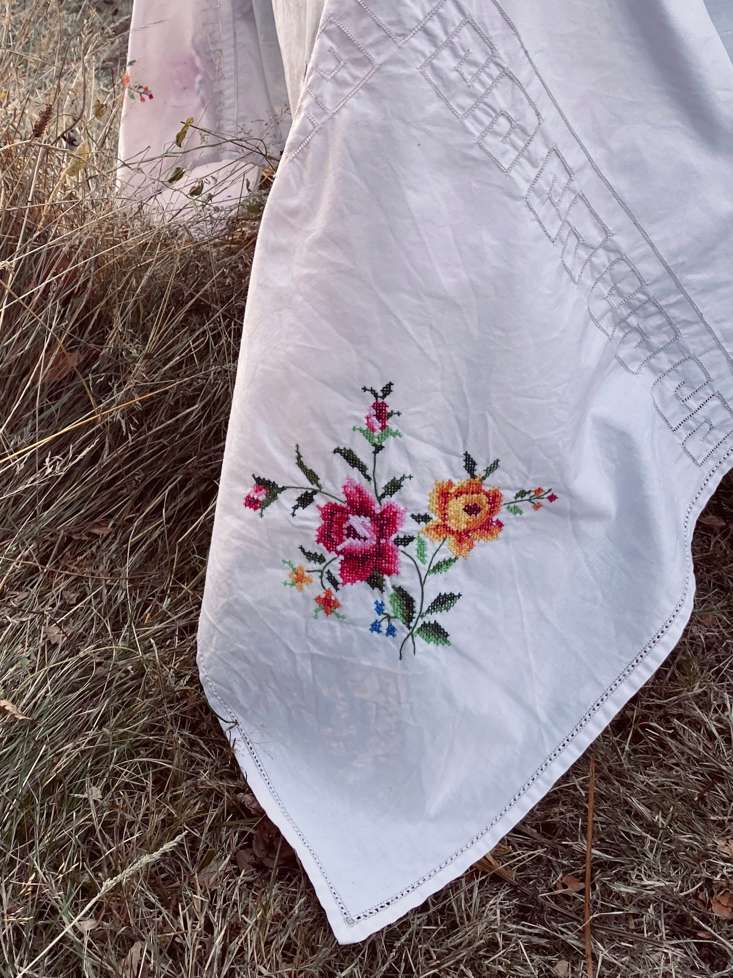 La grande nappe avec les roses brodées