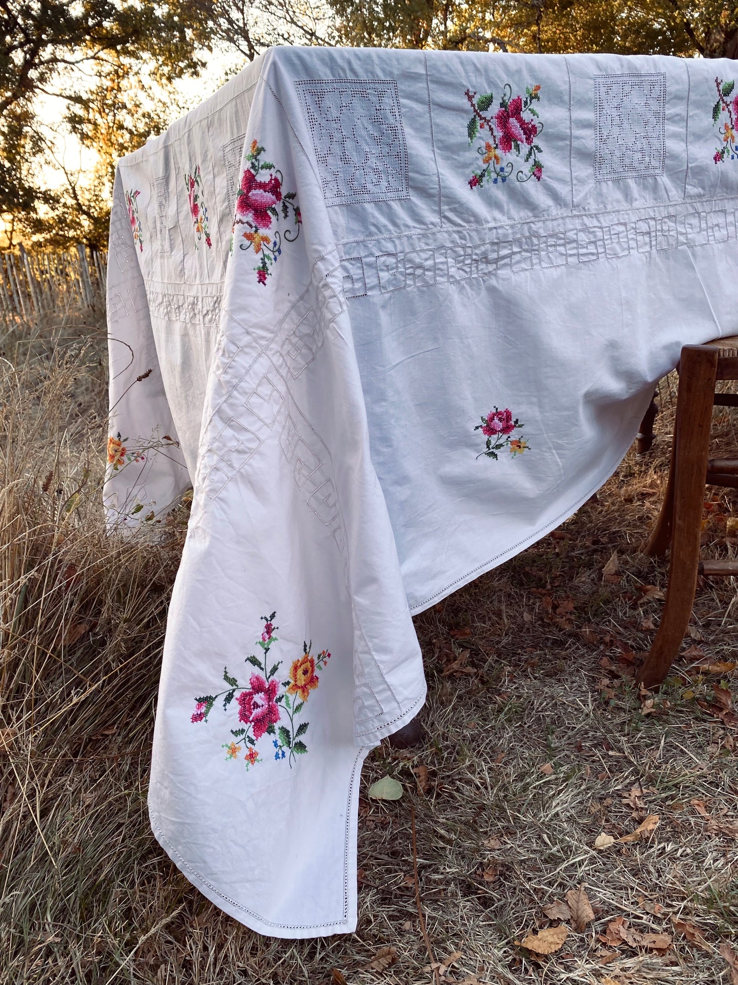 La grande nappe avec les roses brodées