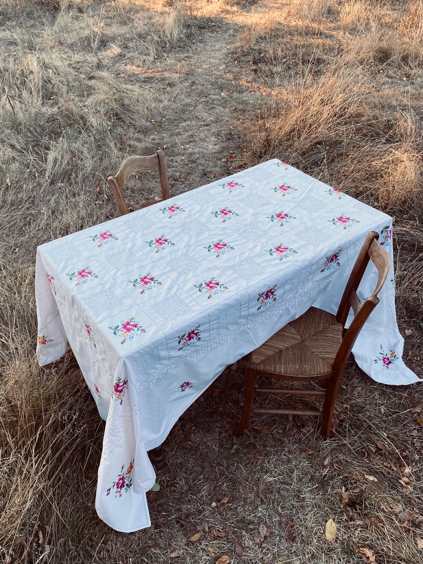 La grande nappe avec les roses brodées