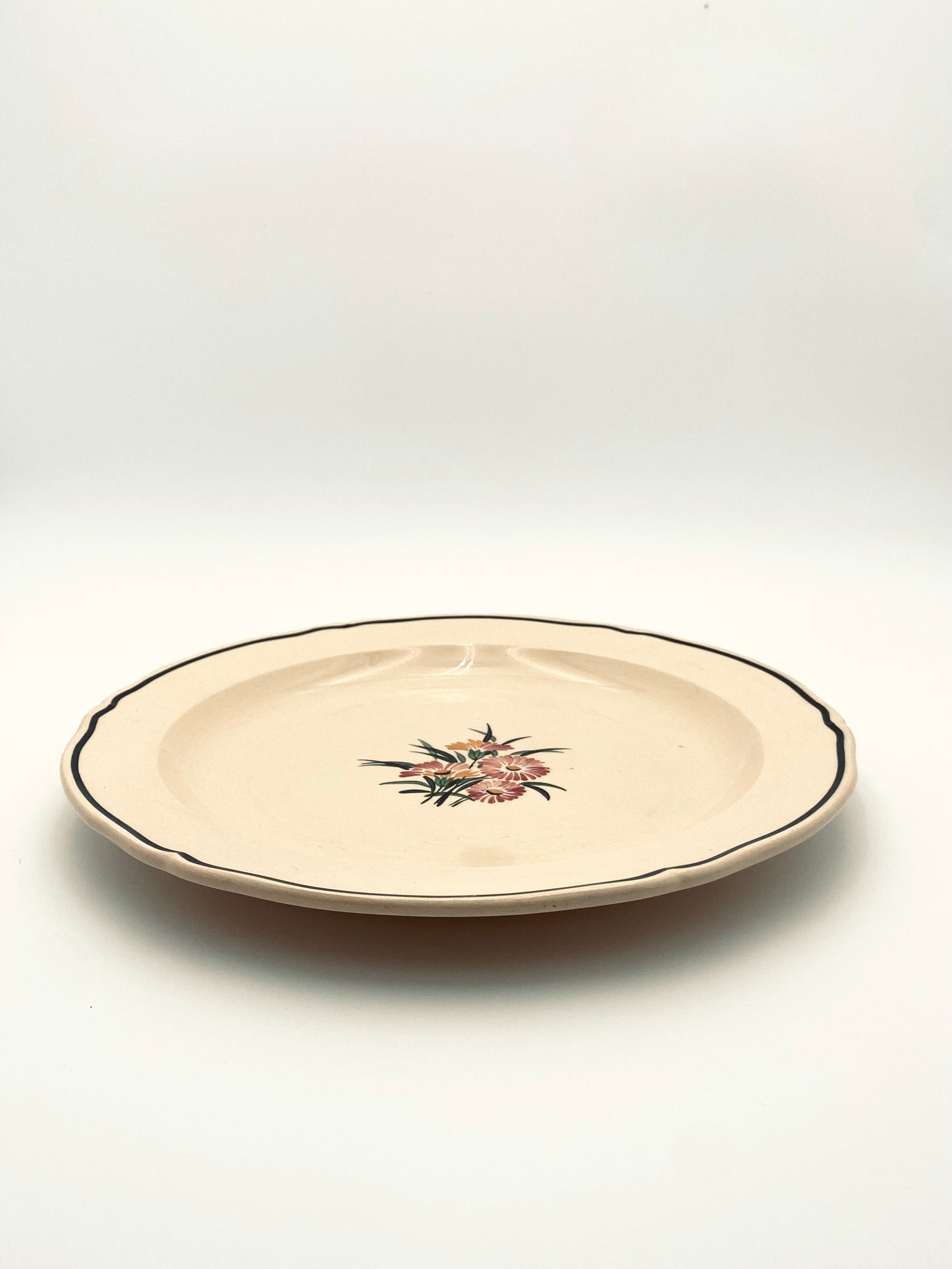 La très grande assiette à fleurs