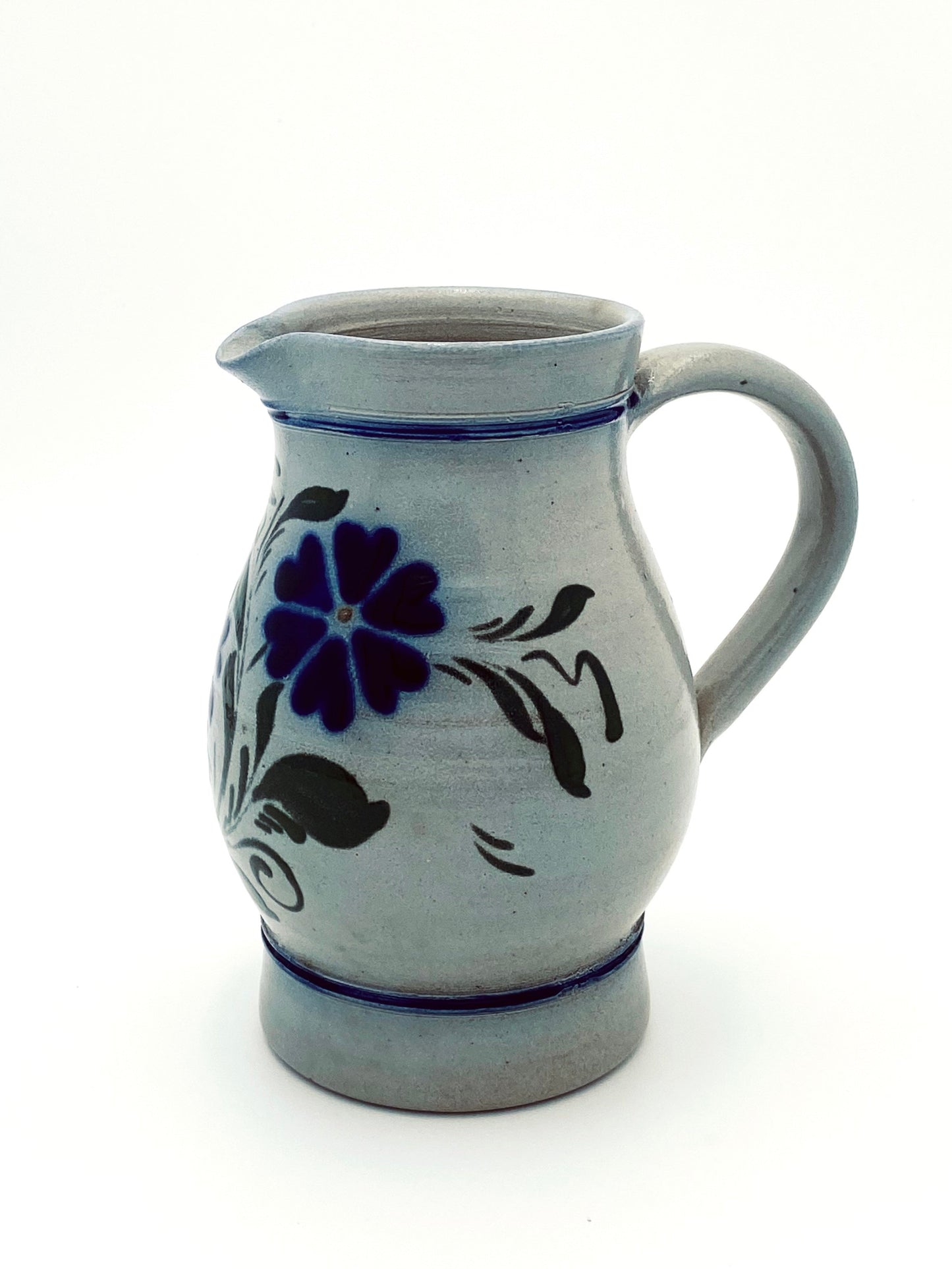 Le pichet à fleurs bleues
