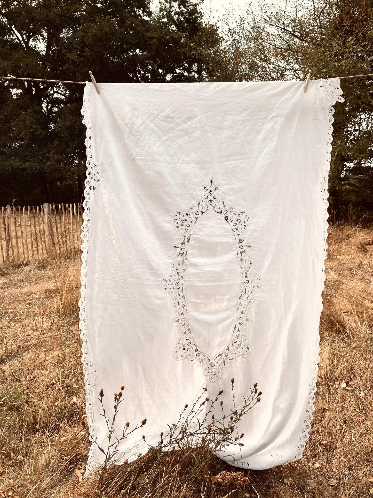 Le nappe en lin et dentelle