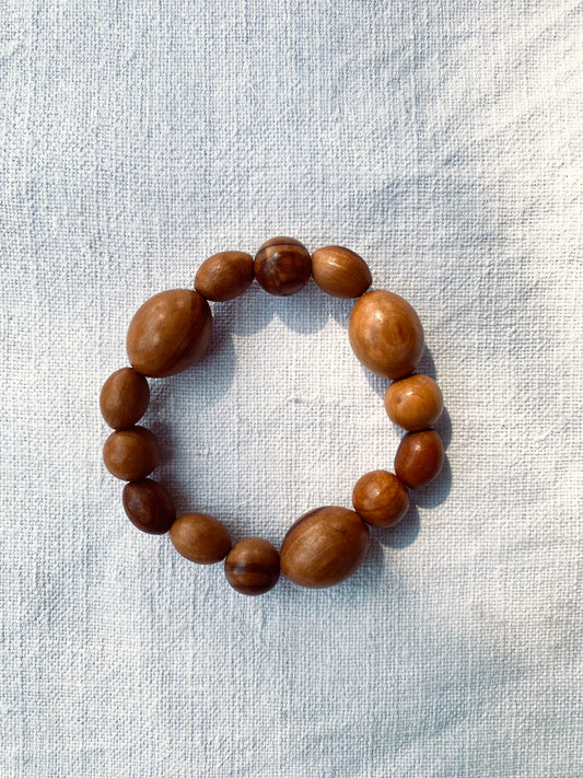 Le bracelet en bois de Julia Otilia