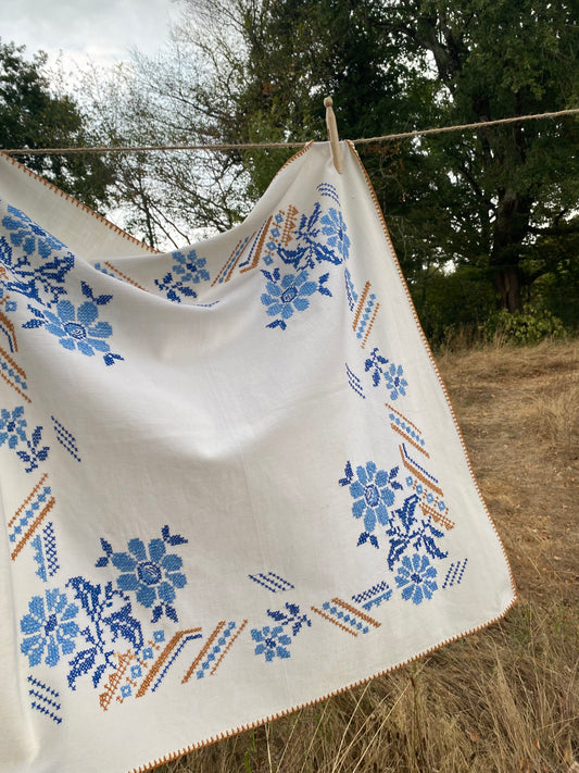 La nappe à fleurs bleues