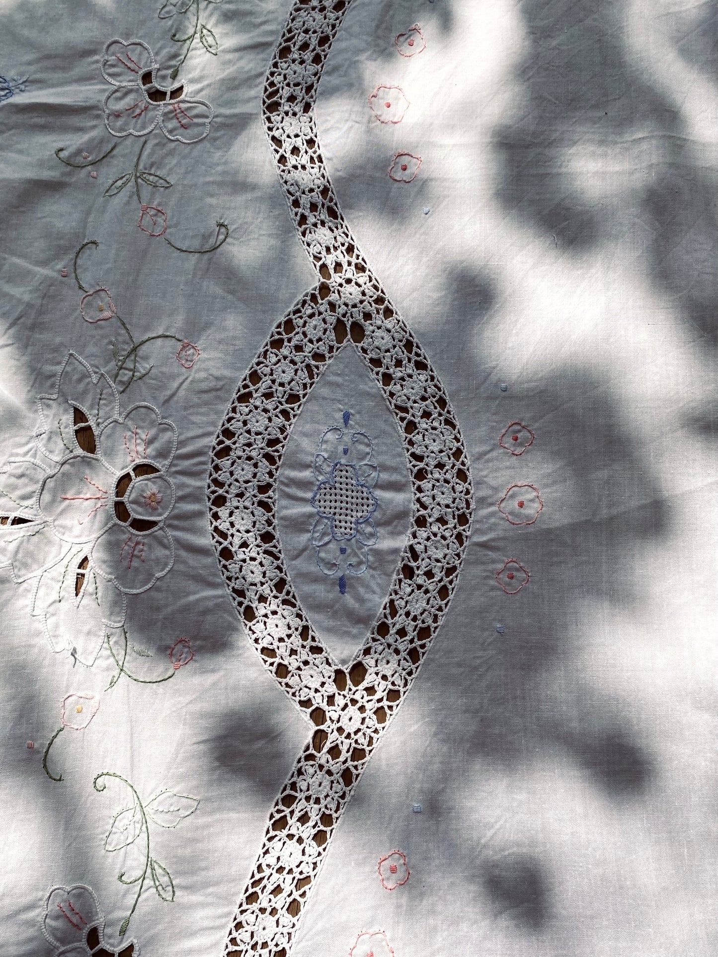 La nappe avec dentelle et fleurs