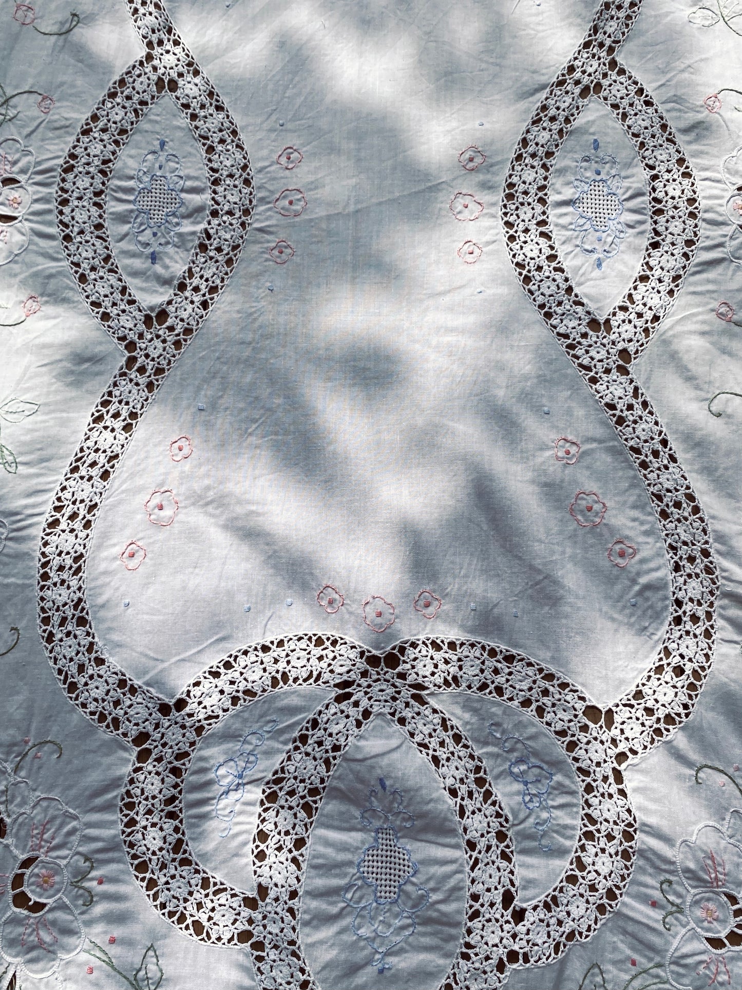 La nappe avec dentelle et fleurs
