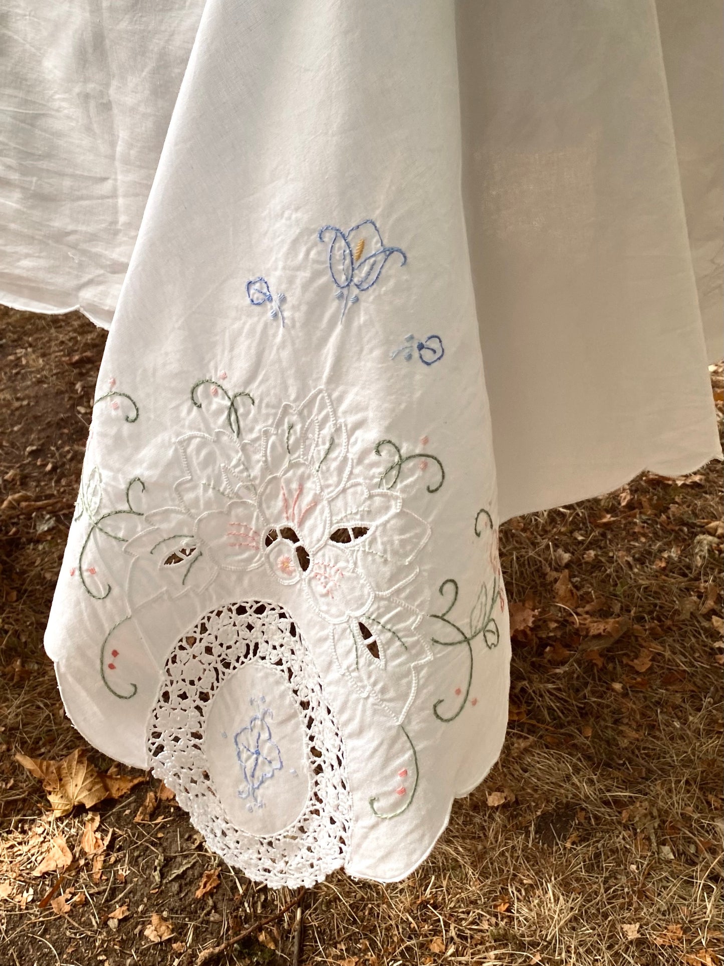 La nappe avec dentelle et fleurs