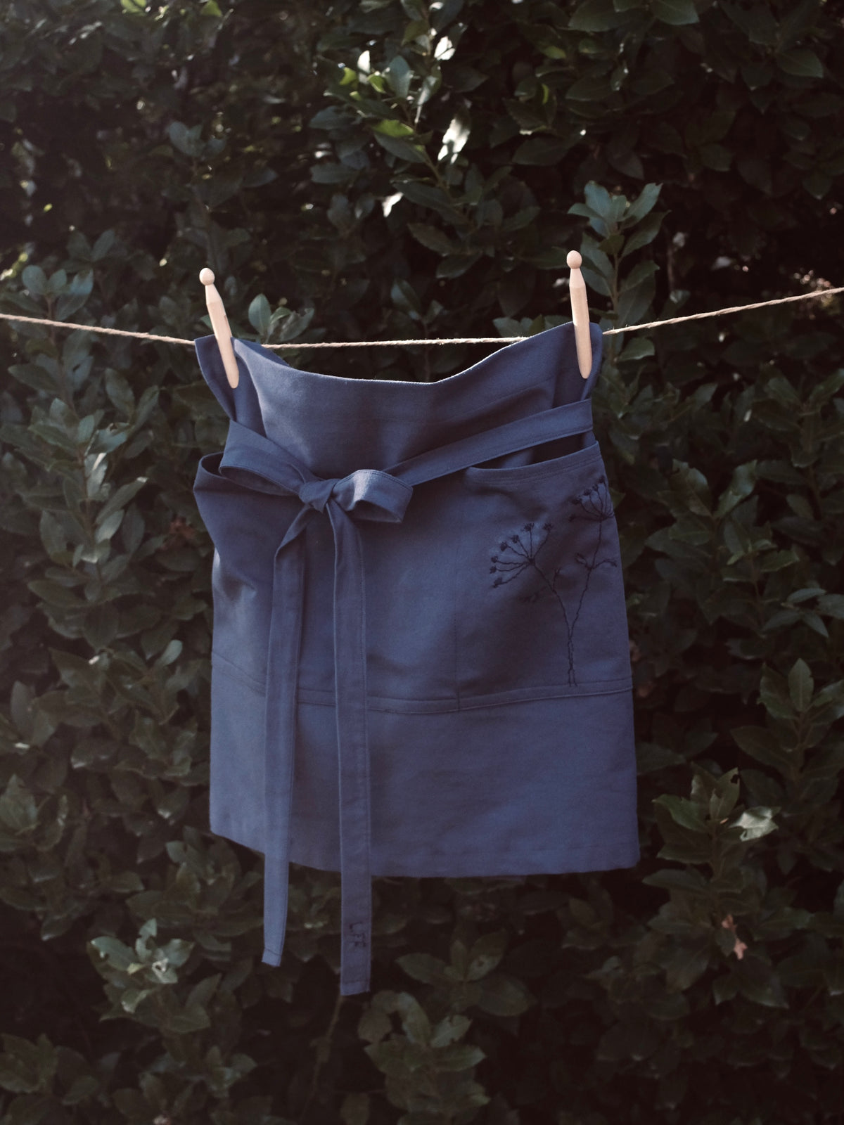 Le tablier bleu brodé