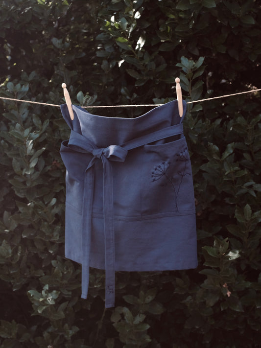 Le tablier bleu brodé