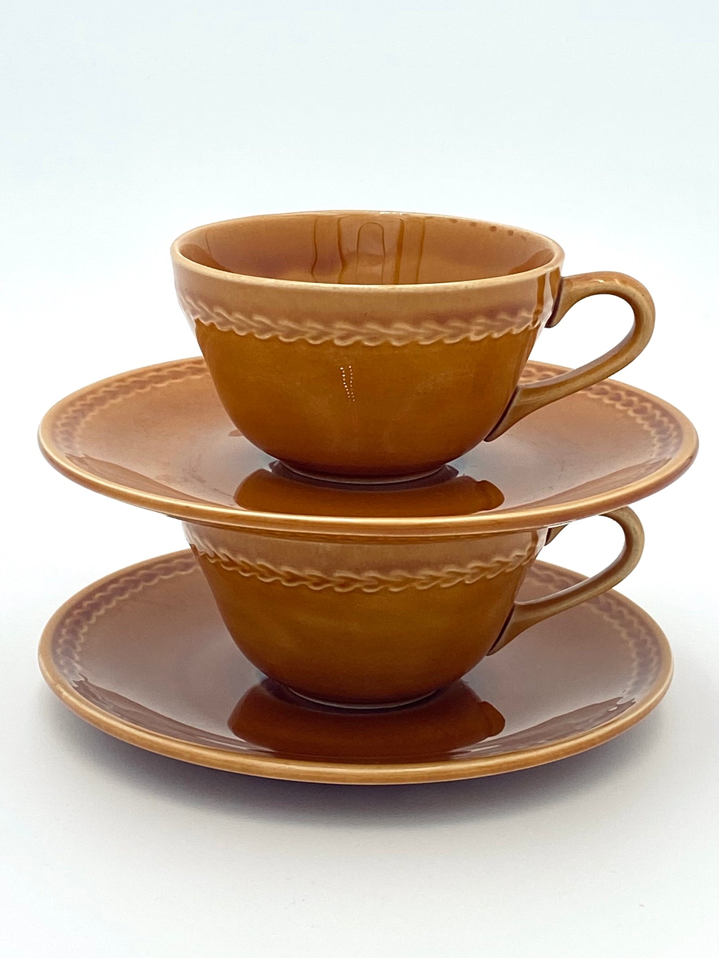 La tasse et la soucoupe jaune ocre