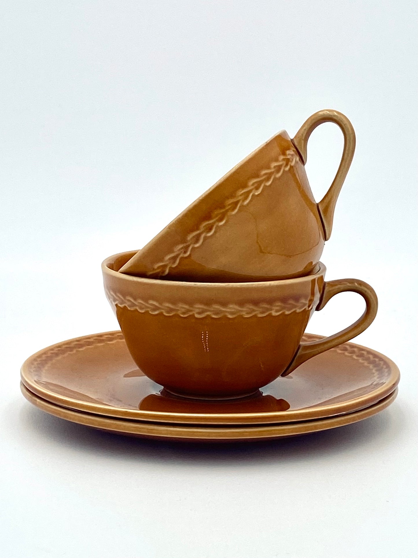 La tasse et la soucoupe jaune ocre