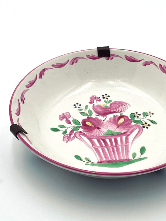 L'ancienne assiette à fleurs avec un coq