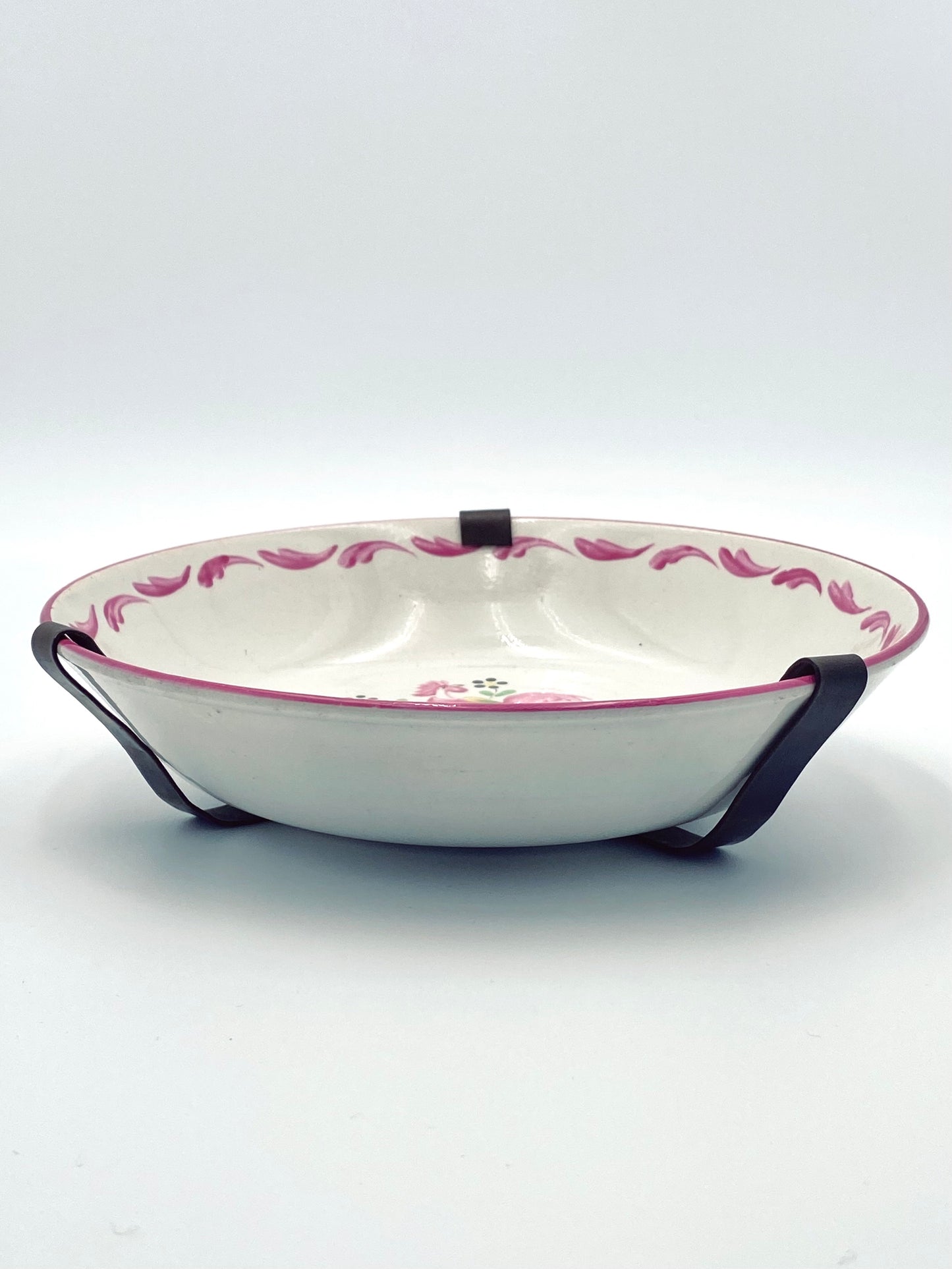 L'ancienne assiette à fleurs avec un coq