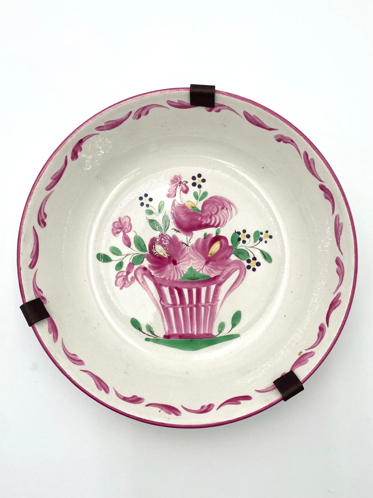 L'ancienne assiette à fleurs avec un coq