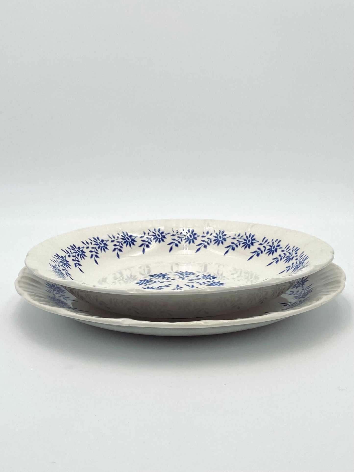 L'assiette creuse à petites fleurs bleues