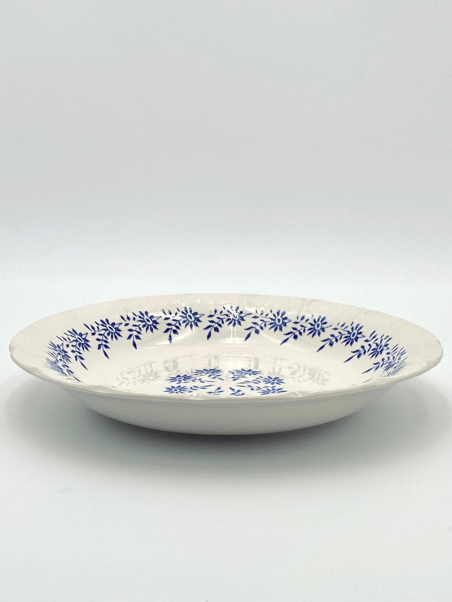 L'assiette creuse à petites fleurs bleues