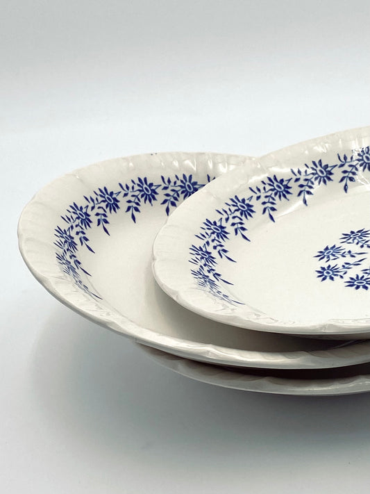 L'assiette creuse à petites fleurs bleues