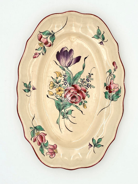 La très grand assiette à fleurs